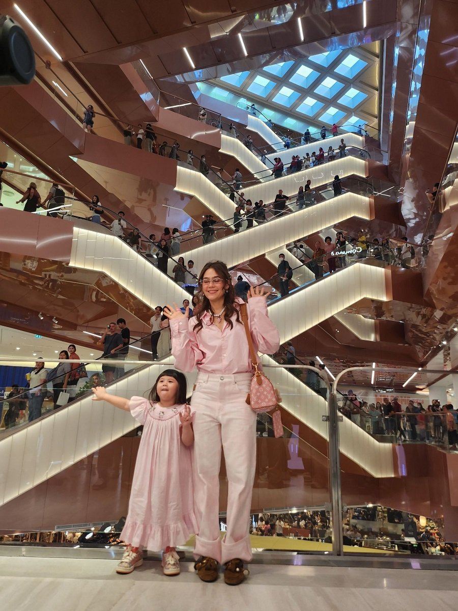 ได้เวลา #เติมเกล ดาราสาวไม่ตกเทรนด์ แอบิเกลจูงมือแม่ชมมาเช็คอิน Central Park สักหน่อย เดี๋ยวไปโรงเรียนวันจันทร์จะได้มีเรื่องไปคุยกับเพื่อน ได้เวลา #เติมเกล ดาราสาวไม่ตกเทรนด์ แอบิเกลจูงมือแม่ชมมาเช็คอิน Central Park สักหน่อย เดี๋ยวไปโรงเรียนวันจันทร์จะได้มีเรื่องไปคุยกับเพื่อน