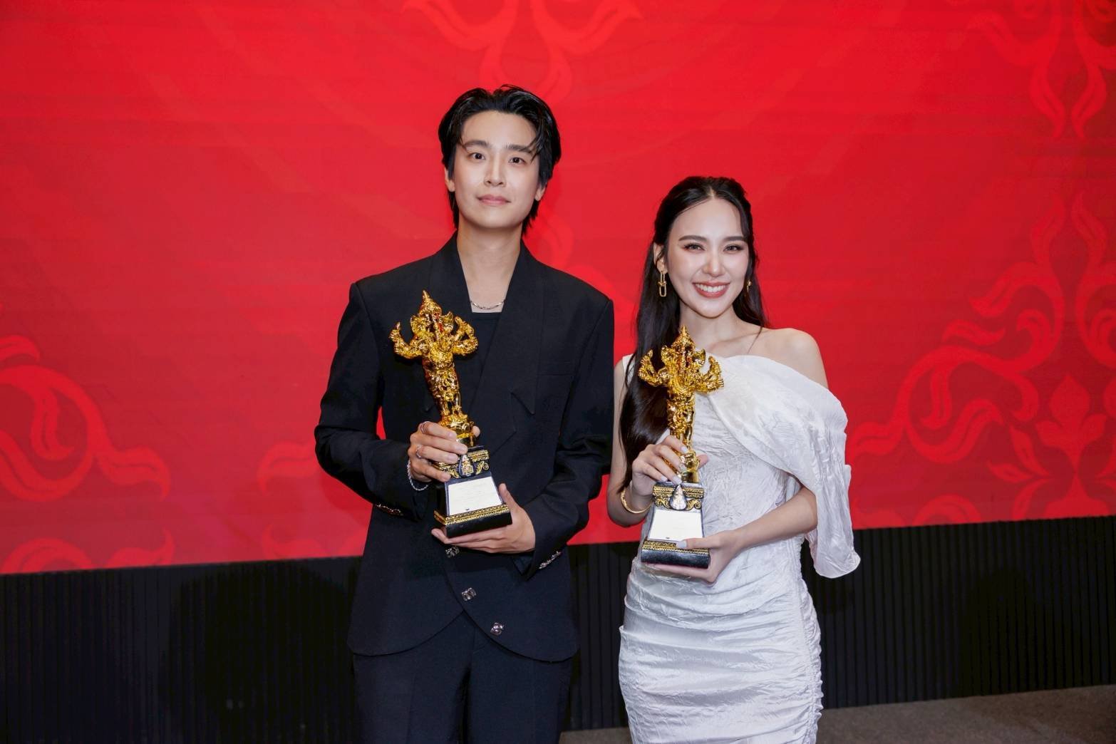 คนบันเทิง สุดคึกคัก!!! เข้ารับรางวัลงานประทานรางวัลวิทยุโทรทัศน์แห่งชาติ ครั้งที่ ๑๓ "หมอเน๋ง-ญดา" นำทีมรับรางวัลนักแสดงนำชายหญิงยอดเยี่ยม รางวัล "พิฆเนศวร" ประจำปี ๒๕๖๘