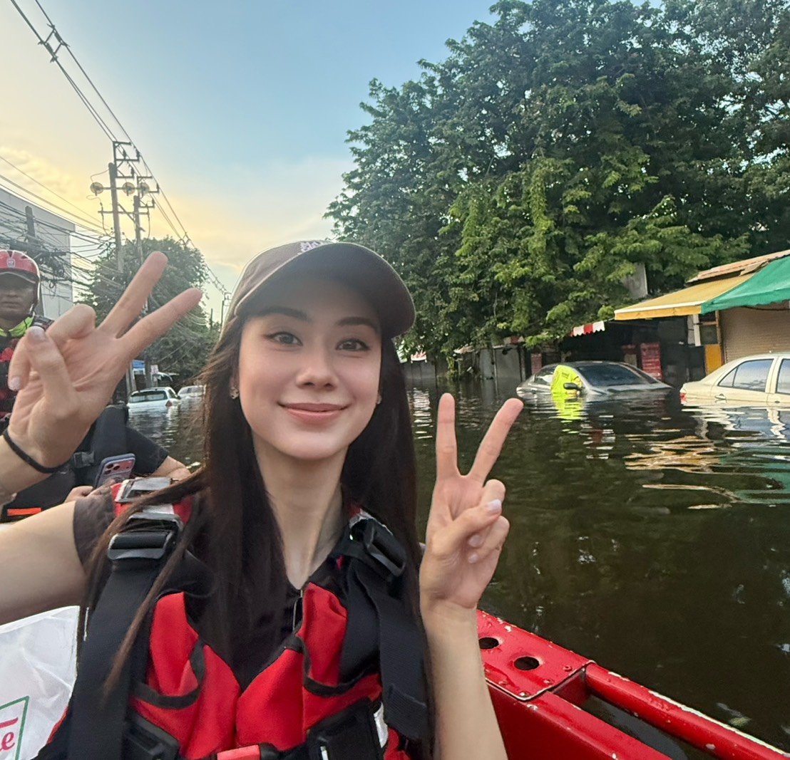 ลีน่า ลลินา นางเอกสายลุย ใจดี แจกของ ช่วยน้ำท่วม