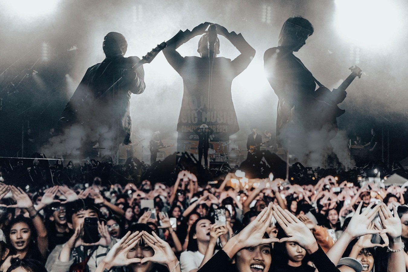 การเดินทางสู่ดวงจันทร์!  ครบรอบ 14 ปี  จันทร์เจ้า - Slot Machine กับ " I SAY GOODBYE " ท่อนฮุคสุดไอคอนนิค พร้อมท่าจำสัญลักษณ์มือ 3 เหลี่ยม! การเดินทางสู่ดวงจันทร์!  ครบรอบ 14 ปี  จันทร์เจ้า - Slot Machine กับ " I SAY GOODBYE " ท่อนฮุคสุดไอคอนนิค พร้อมท่าจำสัญลักษณ์มือ 3 เหลี่ยม!