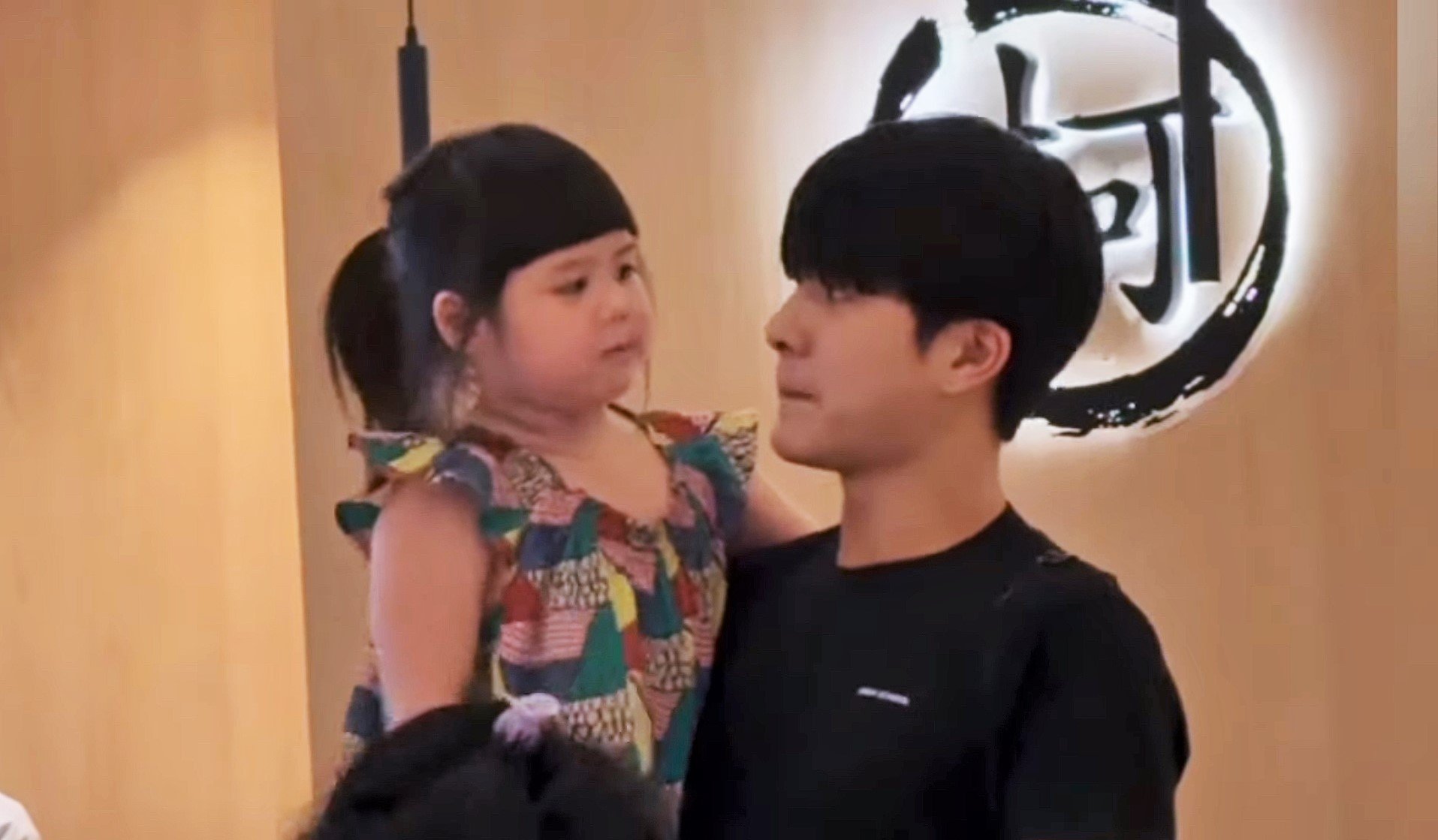 'เจ๊เกล' กับ 'มอสเพื่อนเกล' อวดโมเมนต์น่ารักอีกแล้ว! เมื่อทั้งคู่พากันไปฉลองวันเกิดที่ร้านโปรดของน้องเกล  'เจ๊เกล' กับ 'มอสเพื่อนเกล' อวดโมเมนต์น่ารักอีกแล้ว! เมื่อทั้งคู่พากันไปฉลองวันเกิดที่ร้านโปรดของน้องเกล