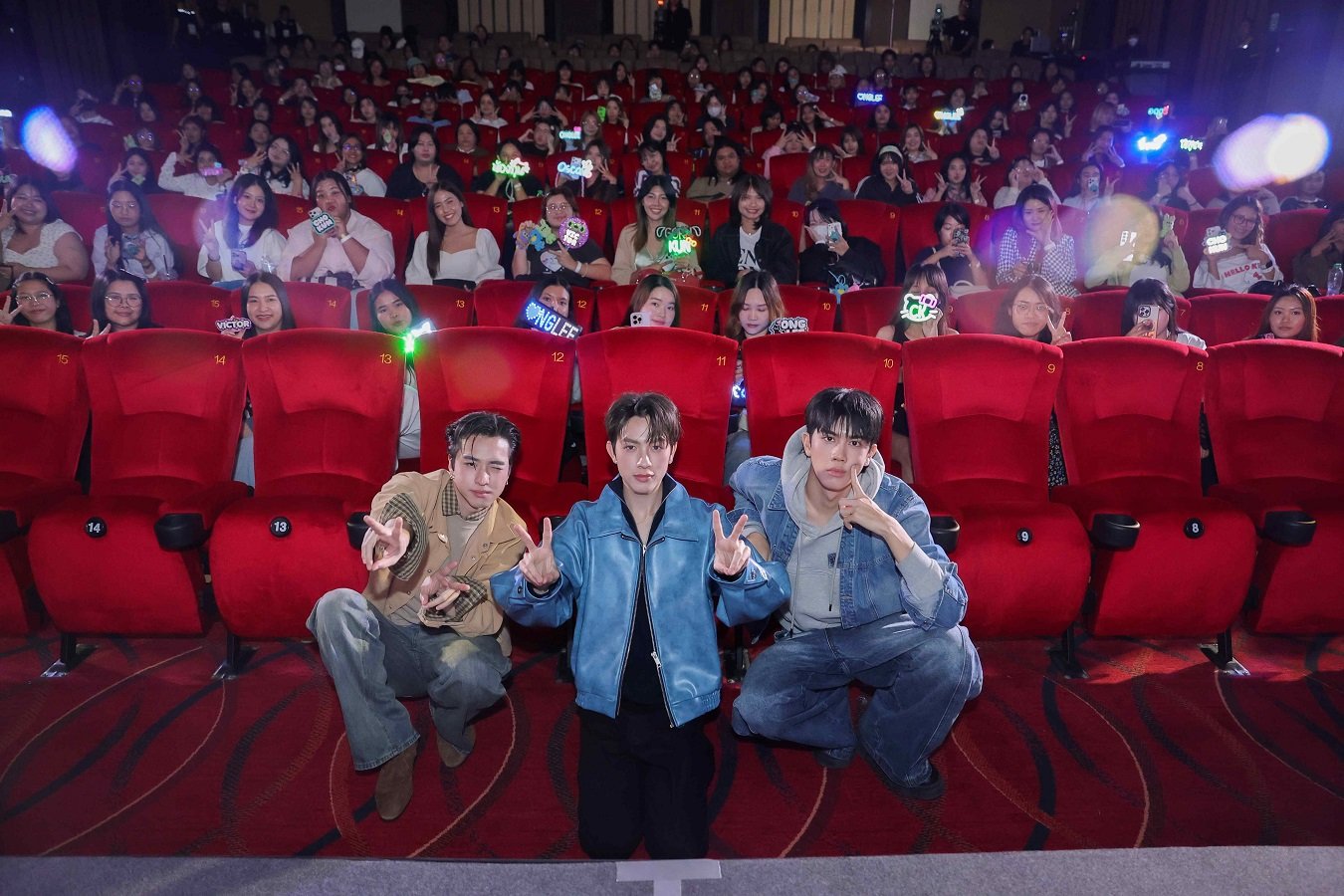 "ทรูวิชั่นส์ นาว" เสิร์ฟโมเมนต์สุดพีก! 3 หนุ่ม VOC 'วิคเตอร์-อองรี-โชกุน' แท็กทีมโชว์ Busking ก่อนชวนแฟนๆ ปิดโรงดู "WHERE I WANNA BE (ที่ที่มีเธอ)" รอบพรีเมียร์แบบใกล้ชิด!!!