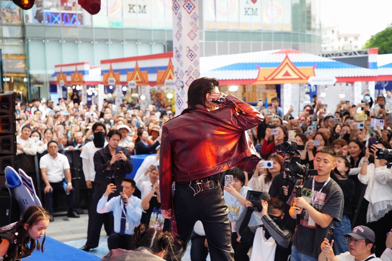 คุนหมิงแตก! 'บี้ ธรรศภาคย์' โชว์สกิลศิลปินตัวท็อป ร้องเต้นสุดปัง บุกเทศกาลไทยครั้งที่ 16 แฟนคลับจีนแห่ต้อนรับสนั่นห้าง