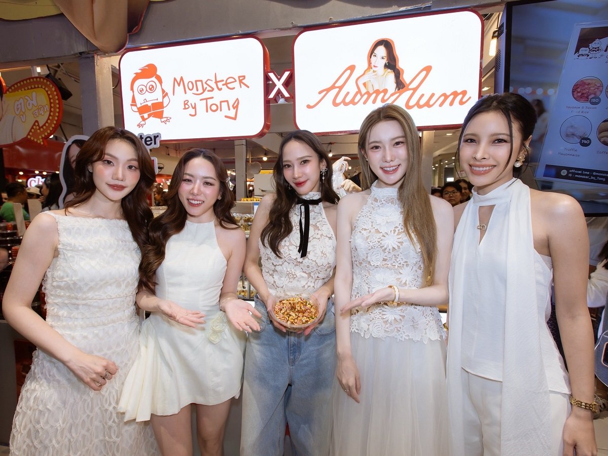 เสิร์ฟความฟิน ห้างแทบแตก ! "AumAum" ครั้งที่ 7 ดึง 4 สาว 'อะตอม-เมอซีเดส-เดวี่-เจนนี่' จากซีรีส์แซฟฟิก "ตะวันระฟ้า" โชว์หวานสะเทือนแฟชั่นไอส์แลนด์