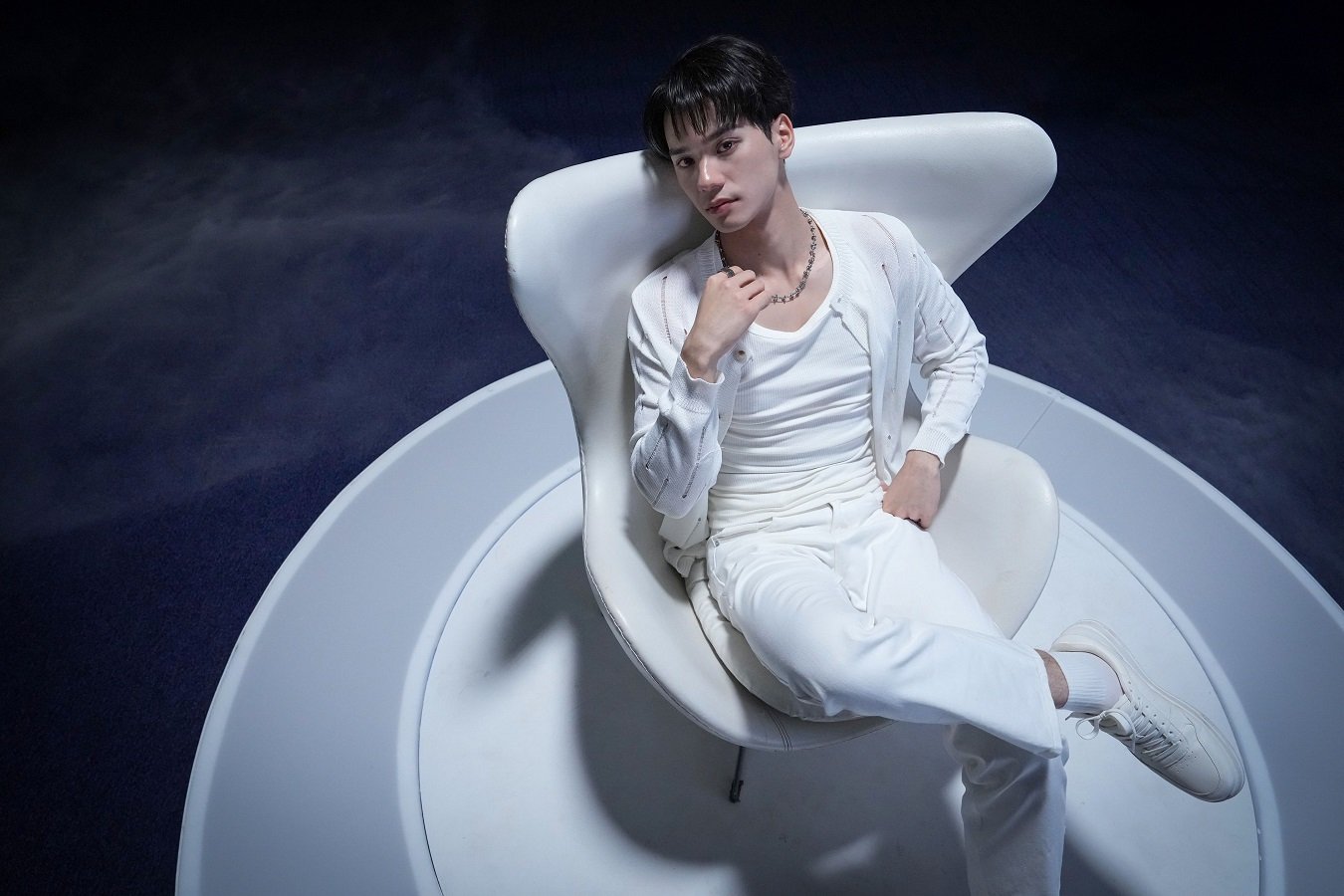 ALEX KIM ซูเปอร์สตาร์ K-Pop ลุคหล่อเท่ดุดันขวัญใจแฟนเพลงทั่วโลก รับบทโดย เก่ง หฤษฎ์ ใน "ดีว่า..ราวี" มาพร้อมเพลงแดนซ์ "BEAST" สุดกร้าวใจที่ใครๆ ก็ยอมสยบ