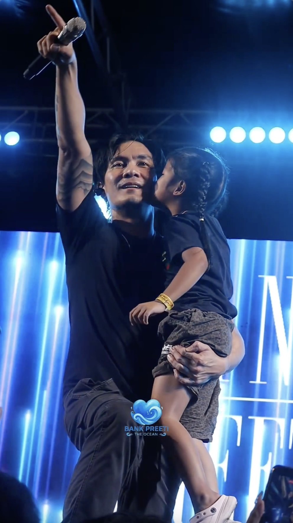 ดิโอเชี่ยนตัวน้อยขโมยหอมแก้ม 'แบงค์ ปรีติ' กลางคอนเสิร์ต ศิลปินเสียอาการ แฟนๆ แซวสนั่น "เกิดทีหลังแซงคิว"