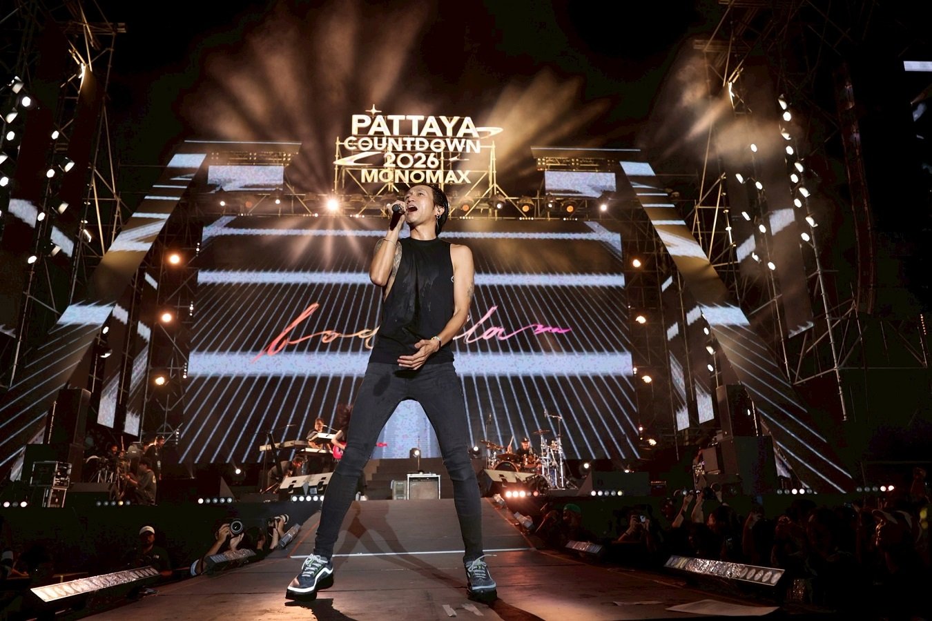 ไฟลุก! "PATTAYA COUNTDOWN 2026 MONOMAX" คืนที่สองเดือดทะลุปรอท ทัพศิลปินตัวท็อปจัดเต็มโชว์สุดพลัง นักท่องเที่ยวล้นหาด!