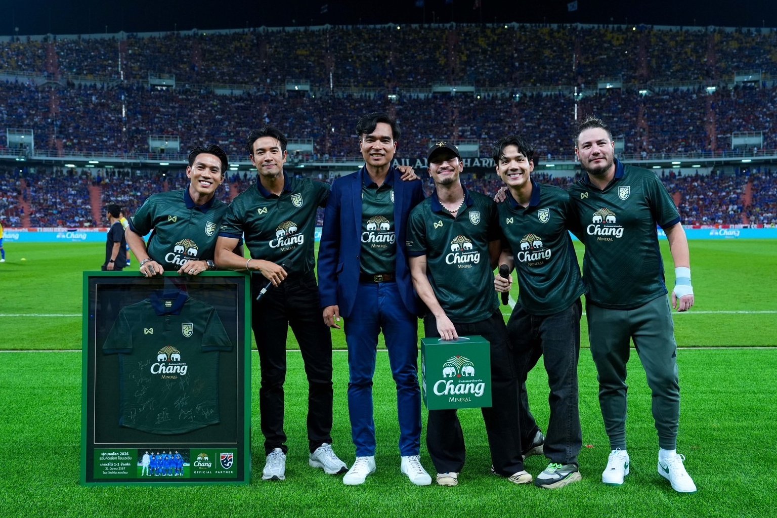 น้ำแร่ธรรมชาติตราช้าง ส่ง นิกกี้-เกรท-สเตฟาน-ลีซอ-เฟย นำทีมแก๊งเพื่อนซี้คอบอล สร้างเซอร์ไพรส์แฟนช้างศึกเชียร์กระหึ่มสมศักดิ์ศรีเจ้าบ้าน แจก Chang Pass แพ็กเกจบินไปเชียร์บอลโลกรอบคัดเลือกให้ดังกว่าเดิม ติดขอบสนามประเทศจีน  น้ำแร่ธรรมชาติตราช้าง ส่ง นิกกี้-เกรท-สเตฟาน-ลีซอ-เฟย นำทีมแก๊งเพื่อนซี้คอบอล สร้างเซอร์ไพรส์แฟนช้างศึกเชียร์กระหึ่มสมศักดิ์ศรีเจ้าบ้าน แจก Chang Pass แพ็กเกจบินไปเชียร์บอลโลกรอบคัดเลือกให้ดังกว่าเดิม ติดขอบสนามประเทศจีน