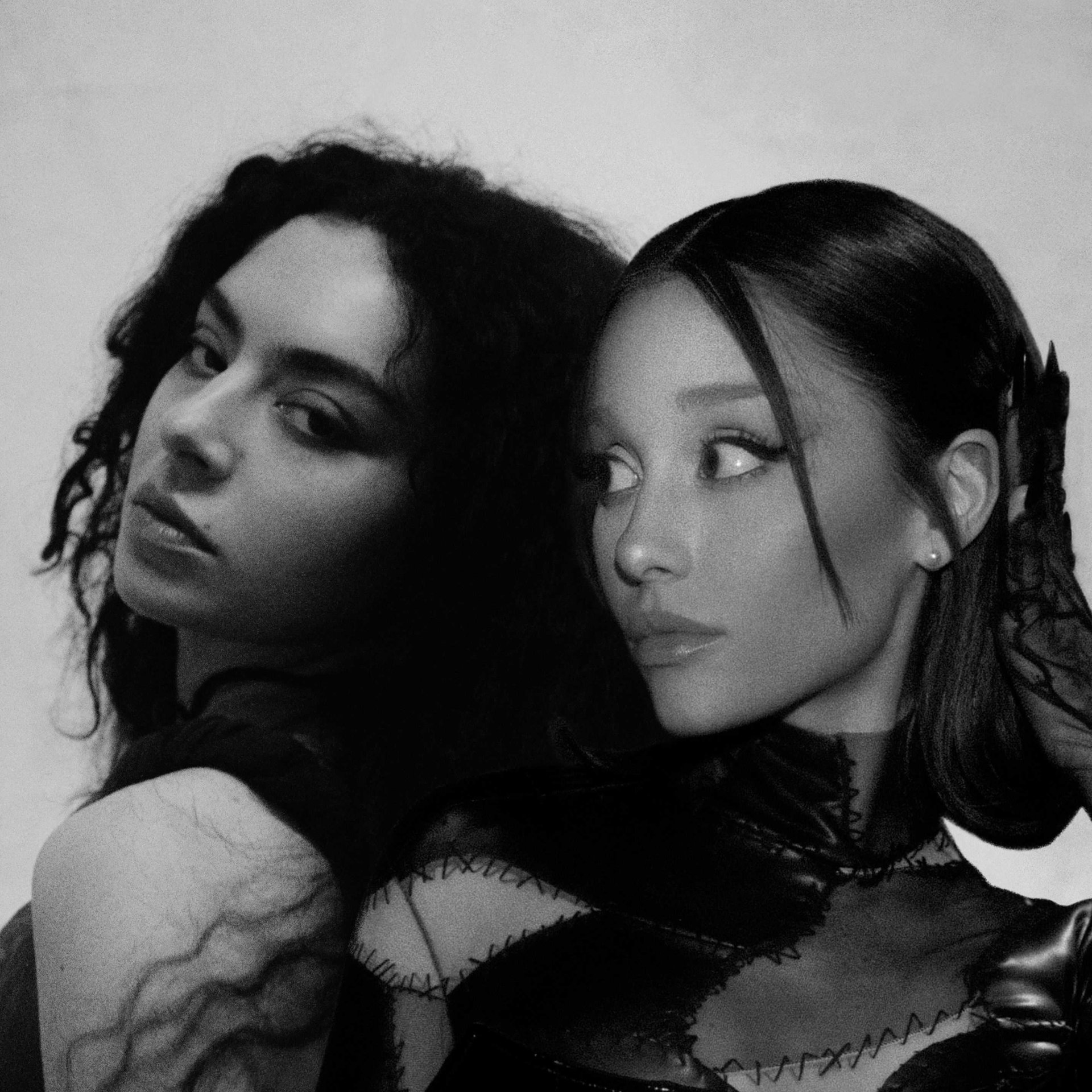 ไปกันต่อ! Charli xcx (ชาร์ลี เอ็กซ์ซีเอ็กซ์) ปล่อยอัลบั้มรีมิกซ์ "Brat and its completely different but also still brat" ที่ดึงศิลปินกว่าครึ่งวงการมาร่วมแจม