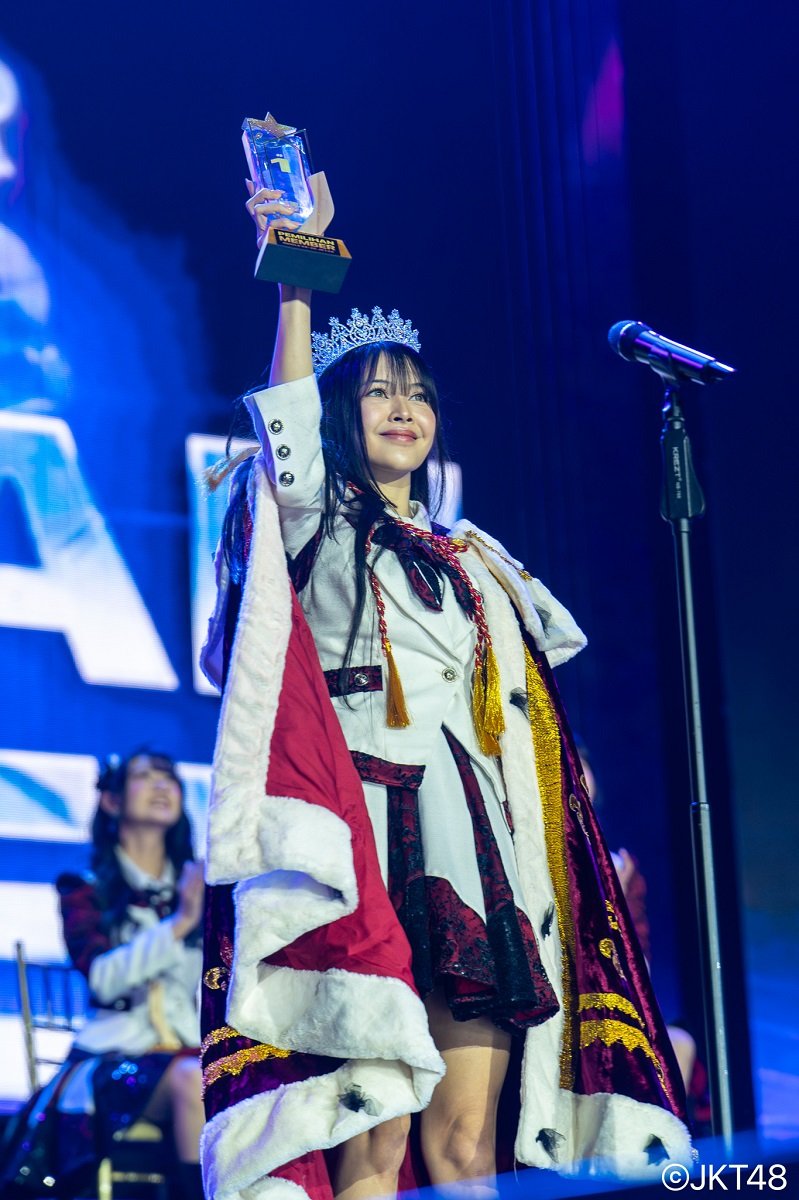แฟนๆ แสดงความยินดี "เฟนี" สมาชิกวง "Quadlips" คว้าอันดับหนึ่ง ตำแหน่ง Center JKT48