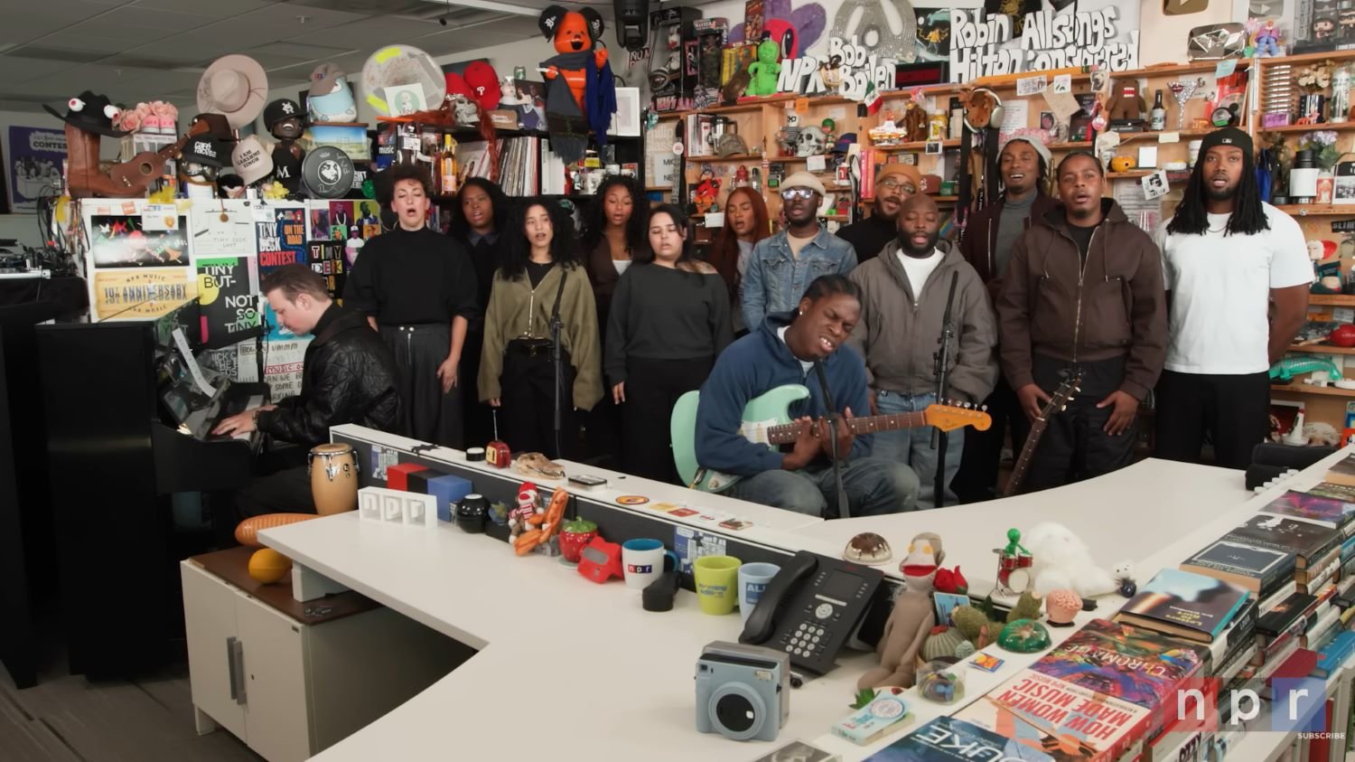 Daniel Caesar แสดงสดสุดละมุนในรายการ Tiny Desk Concert เตรียมสร้างตำนานบทใหม่อีกครั้ง พร้อม "Who Knows" และเพลงจากอัลบั้มล่าสุด Son of Spergy ที่ยิ่งฟังยิ่งประทับใจ