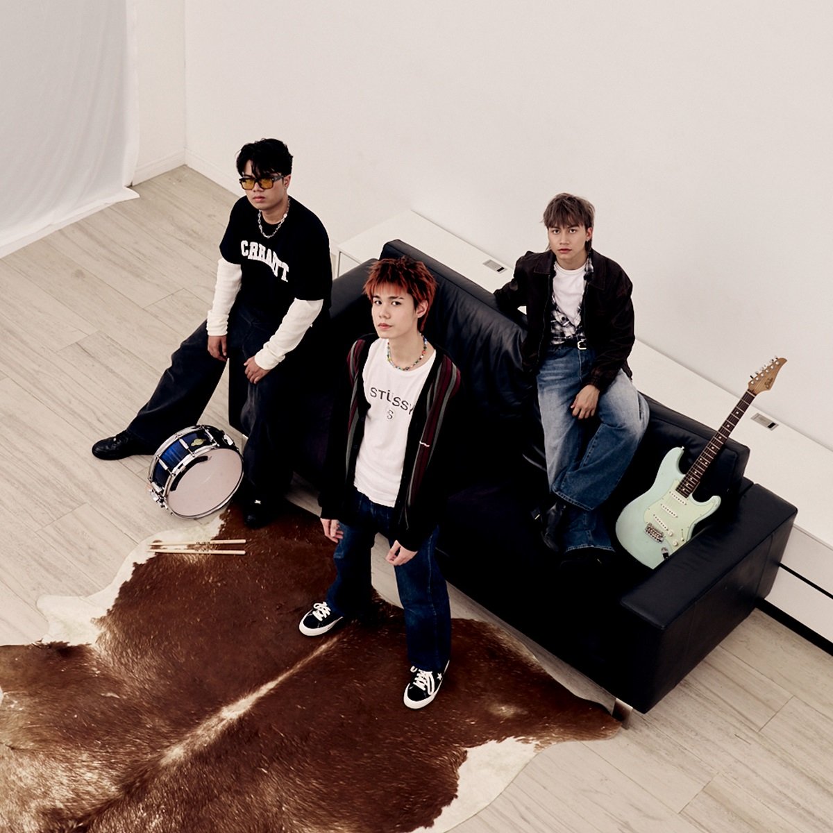 GOODMOOD ศิลปินน้องใหม่ล่าสุดจากค่าย genie records เปิดตัวซิงเกิลแรก "ปล่อยให้ฉันร้องไป" ให้น้ำตาพูดแทนความเจ็บปวด ดึง อะตอม VIIS ร่วมถ่ายทอด