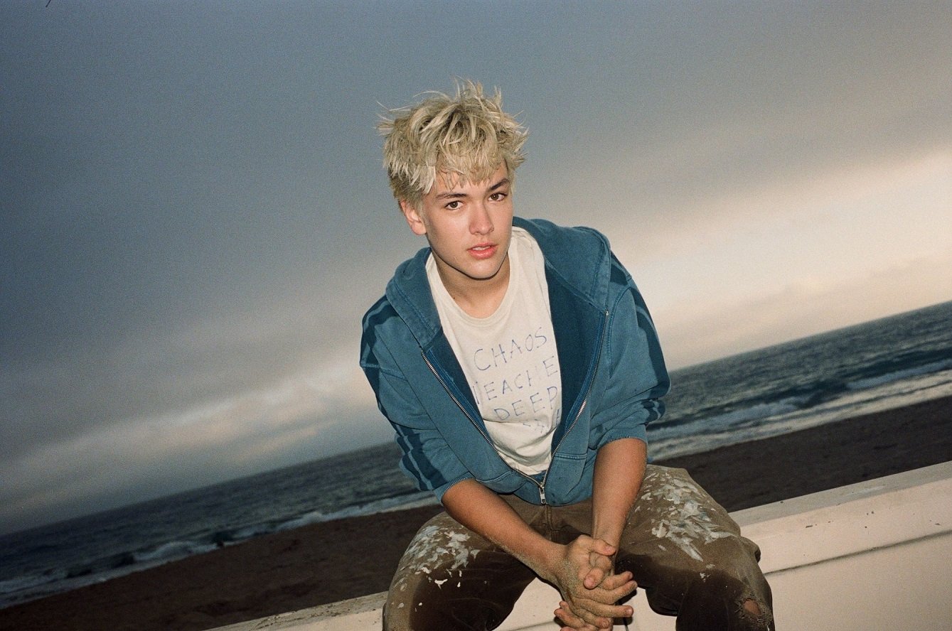 Hudson Stone ศิลปินดาวรุ่งมาแรงจาก Hollywood Records ปล่อยซิงเกิลเดบิวต์ "Overthinker" โดนใจคนคิดมาก ที่เมื่อตกหลุมรัก ก็ยอมปล่อยให้หัวใจนำทางไปได้ง่ายๆ