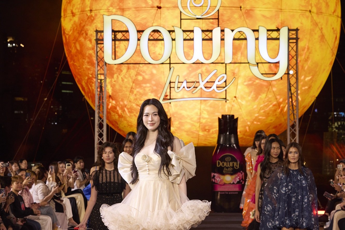 สวยจึ้งกระแทกตา! 'หลิงหลิง คอง' ออร่าพุ่งบนแคทวอล์ก DOWNY LUXE SUNWAY พร้อมนั่งแท่น Brand Ambassador "ดาวน์นี่ ลักซ์" หอมแดด ทุกที่ ทุกเวลา