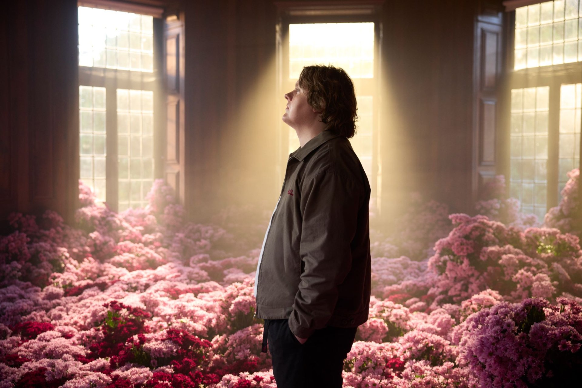Lewis Capaldi ส่งเพลงใหม่สุดละมุน "Something In The Heavens" ถ่ายทอดอารมณ์เศร้าที่แฝงด้วยความหวังอย่างอบอุ่น ผ่านน้ำเสียงนุ่มลึกที่คุ้นเคย Lewis Capaldi ส่งเพลงใหม่สุดละมุน "Something In The Heavens" ถ่ายทอดอารมณ์เศร้าที่แฝงด้วยความหวังอย่างอบอุ่น ผ่านน้ำเสียงนุ่มลึกที่คุ้นเคย