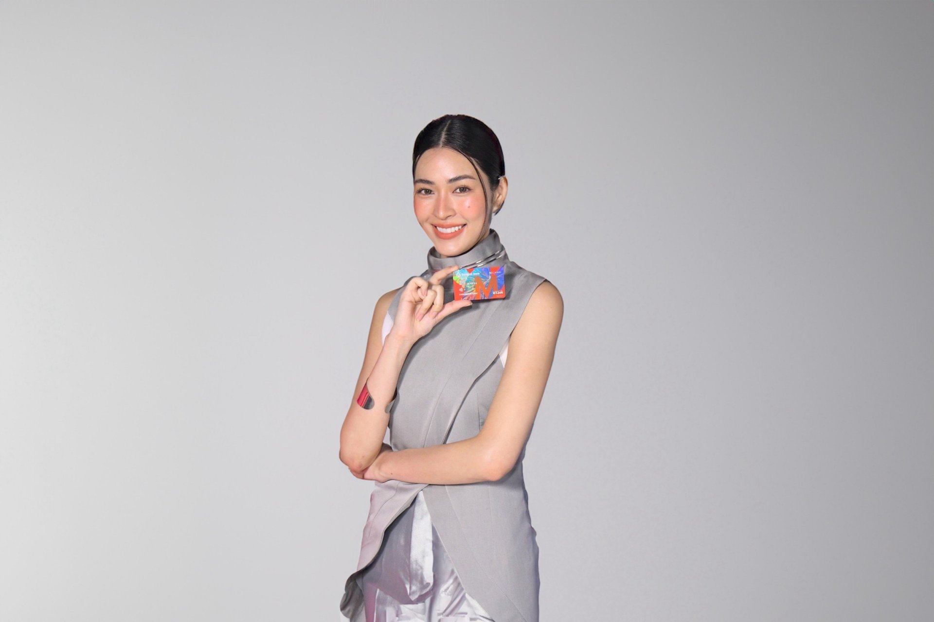 "หลิงหลิง" แรงไม่หยุดข้ามปี ขึ้นแท่นแบรนด์แอมบาสเดอร์คนล่าสุด บัตร Bangkok Bank M Visa พร้อมอ้อนแฟนๆ นักช็อปมาเป็นครอบครัวบัตรเดียวกัน