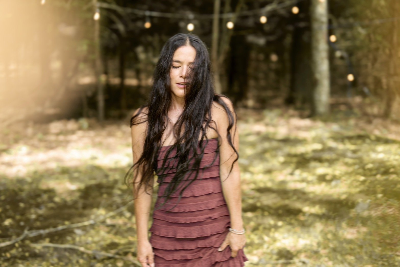 Rachael Yamagata ส่งเพลงใหม่ "Backwards" ออกมาแล้ว ส่วนอัลบั้มเต็ม STARLIT ALCHEMY จะถูกปล่อยออกมาในวันที่ 3 ตุลาคม 2025 นี้