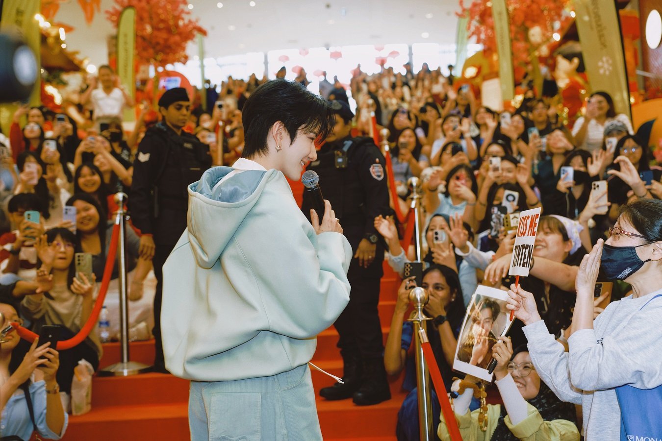 ซุปตาร์ห้างแตก! 'ไมค์ พิรัชต์' บินลัดฟ้าออกอีเวนต์ที่มาเลเซีย  แฟนคลับต้อนรับล้น Pavilion KL