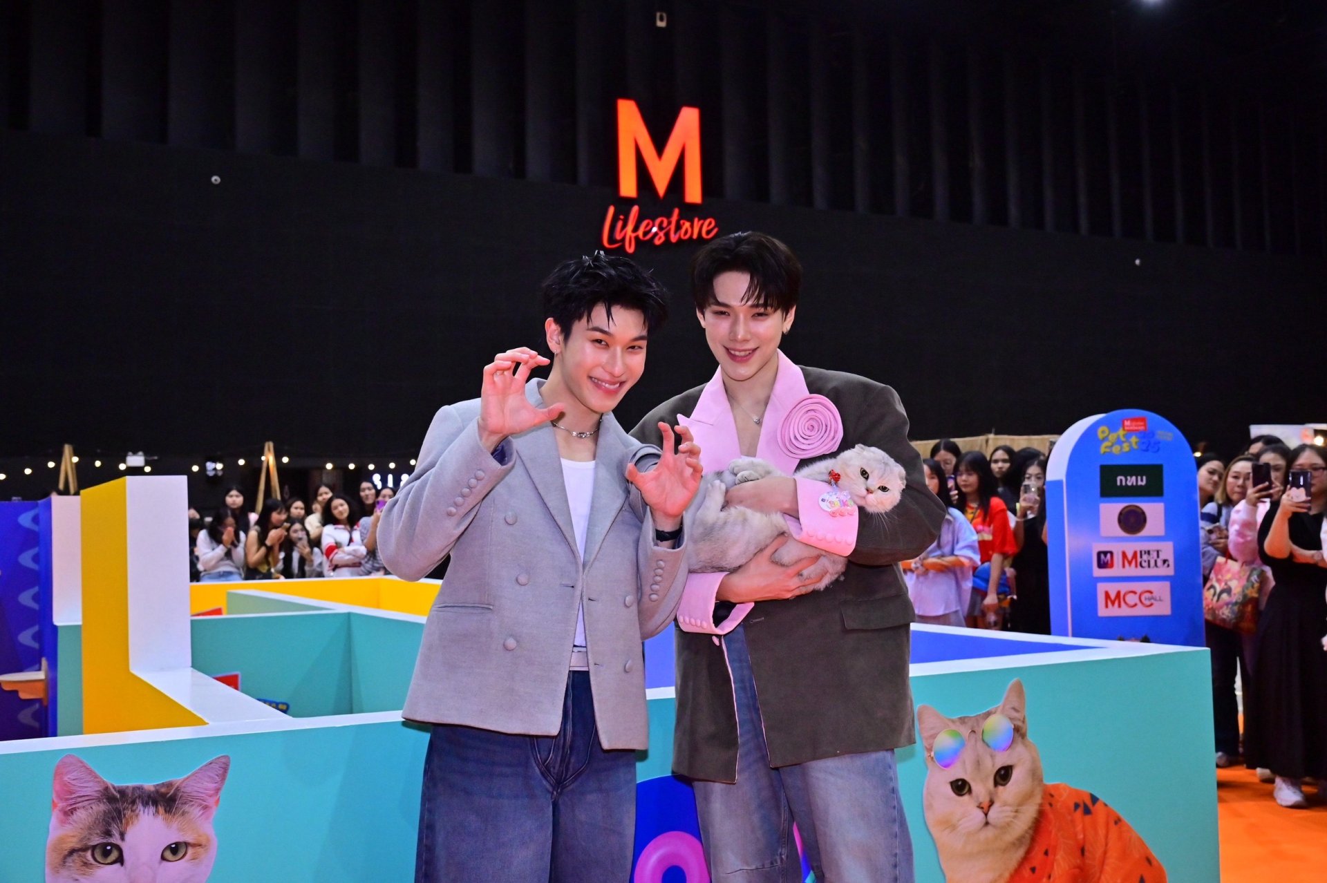 ต้าห์อู๋-ออฟโรด พร้อม 3 สาว BNK48 วาวา  แพรว  เกรฟ ร่วมเปิดอาณาจักรสัตว์เลี้ยงสุดคิวท์ ในงาน "THE MALL LIFESTORE BANGKAPI PET FEST 2025"