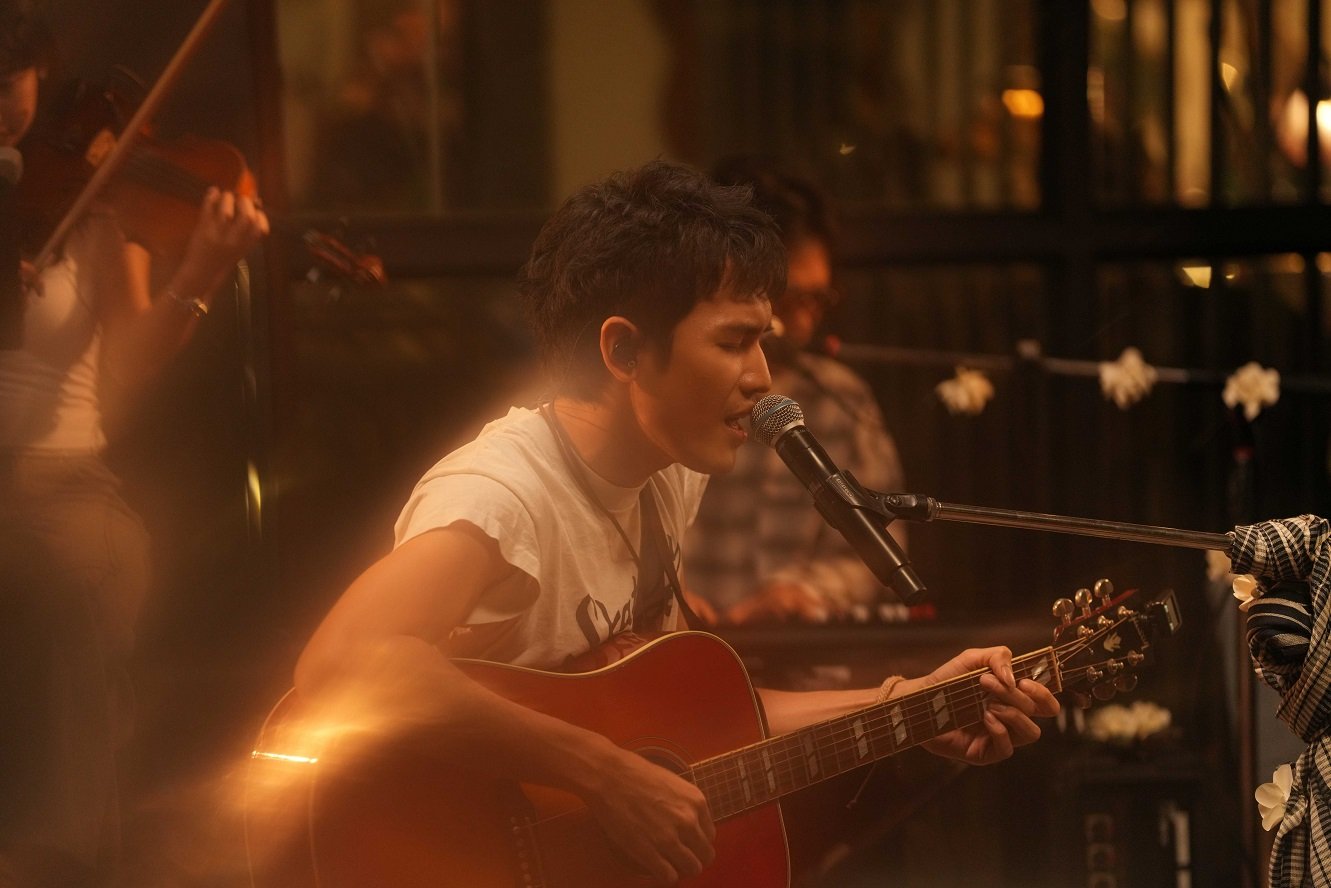 "ด้วยรักและเพลงเศร้า" Live Session พิเศษจาก โจอี้ ภูวศิษฐ์ ชวนแฟนคลับร่วมโอบกอดความเสียใจอย่างอ่อนโยน