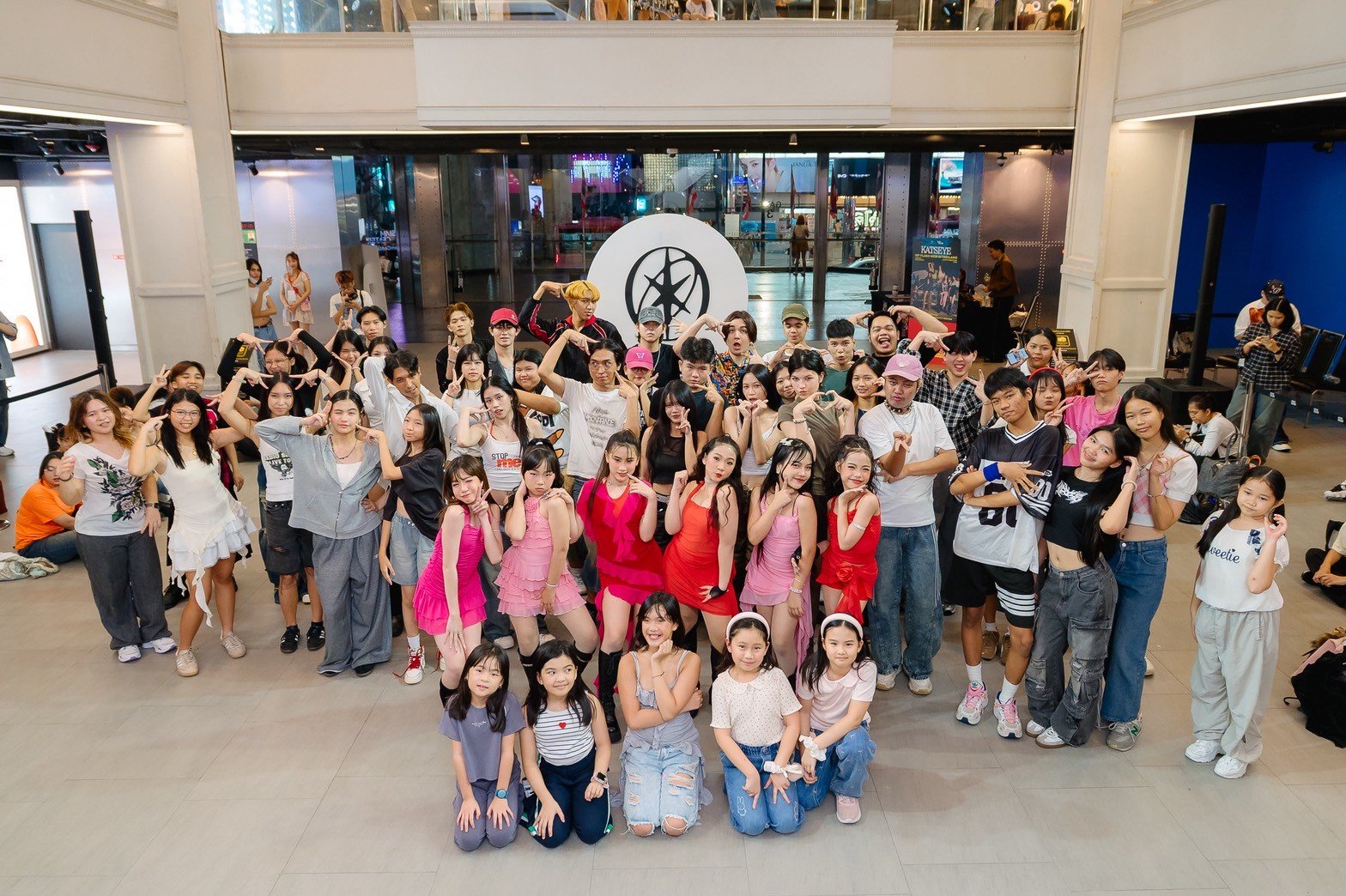 วินาทีประวัติศาสตร์ในงาน "KATSEYE 1st Flash Mob in Thailand" กับปรากฏการณ์การรวมตัว EYEKONS ชาวไทยครั้งแรก