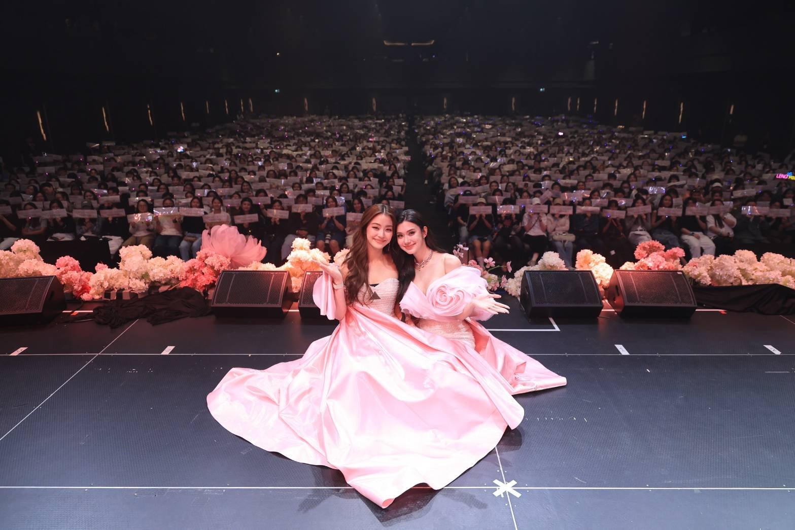 ฮ็อบทั้งฮอลล์! 'ลีน่า-หมิว' พาแฟนคลับหลุดเข้า Wonderland เสิร์ฟความหวานฟินทะลุเพดาน ในงาน "LENAMIU Born to Shine Fan Meeting" 