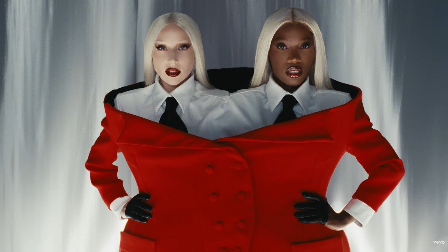 เพราะทุกวันคือรันเวย์! Lady Gaga x Doechii ประชันลุคแฟชั่นแบบไม่มีใครยอมใคร ใน MV ล่าสุด "Runway" เพลงประกอบหนัง The Devil Wears Prada 2 แซ่บไฟลุกทั้งหนังทั้งเพลง