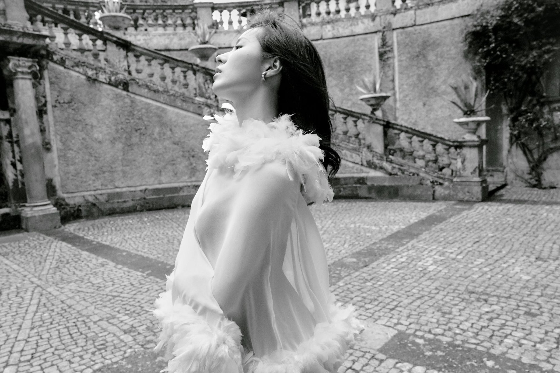 LIM KIM ศิลปินสาวสวยเสียงดีจากเกาหลีใต้ บันทึกการเติบโตผ่านอัลบั้มใหม่ Exit to Nowhere พร้อมปล่อยมิวสิกวิดีโอเพลงใหม่ "Never Gonna Be Alone" ในภาพขาวดำสวยคลาสสิก