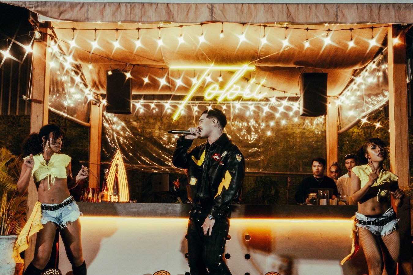 Mr. Saxo Love อัลบั้มเปิดตัว Tobii เจ้าพ่อเพลง R&B-Afrobeats ภายใต้ Def Jam Thailand เปิดตัวเพลงแรก "Banana" ในบรรยากาศ pool party สุดแซ่บ ยืนหนึ่งสายแดนซ์อีกครั้ง