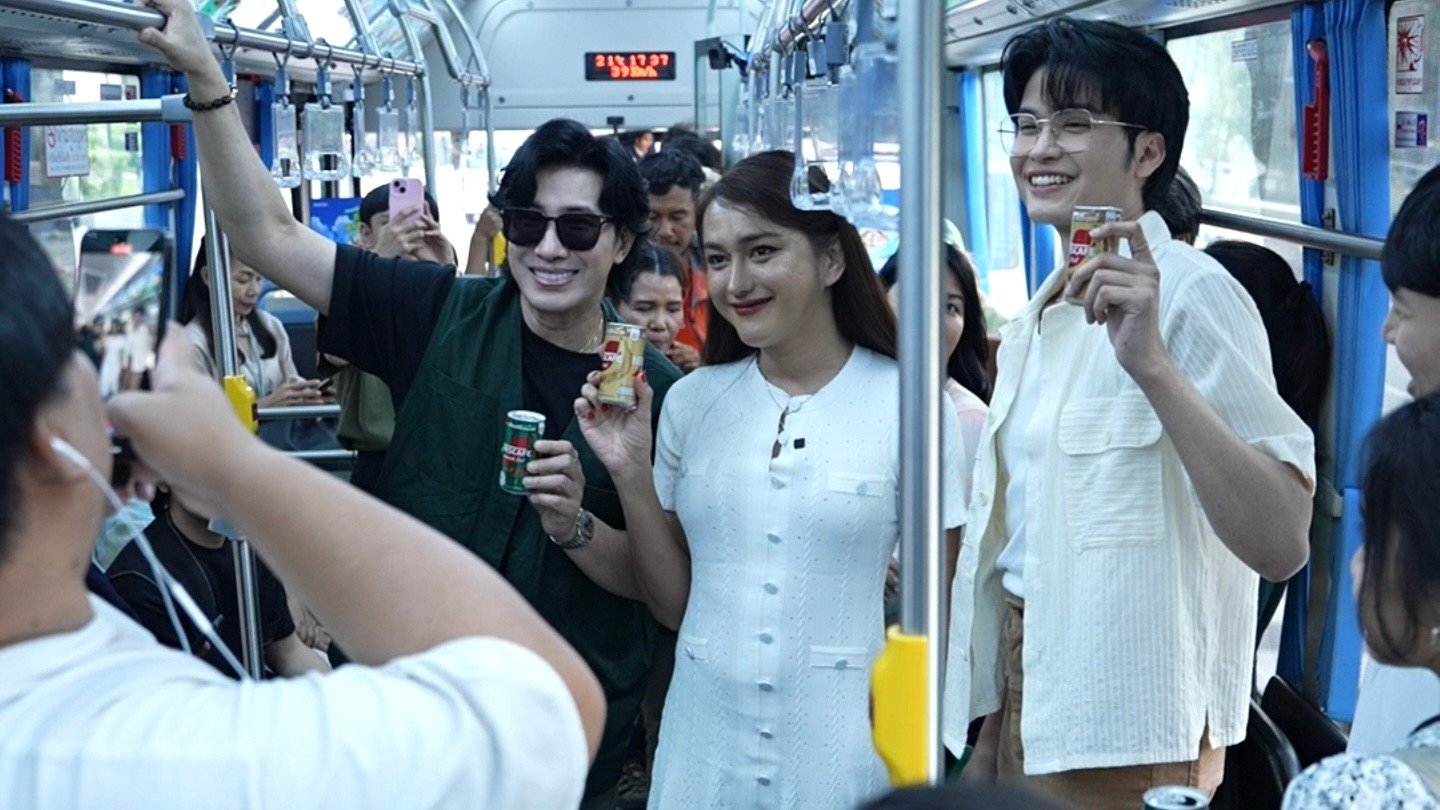 โหนรถเมล์ฟรีสุดจึ้ง! หนุ่ม-นนท์ แจกความฟินกับ "เนสกาแฟกระป๋องรถเมล์" เสิร์ฟความอร่อยตรงสเปกแบบสุดเอ็กซ์คลูซีฟ