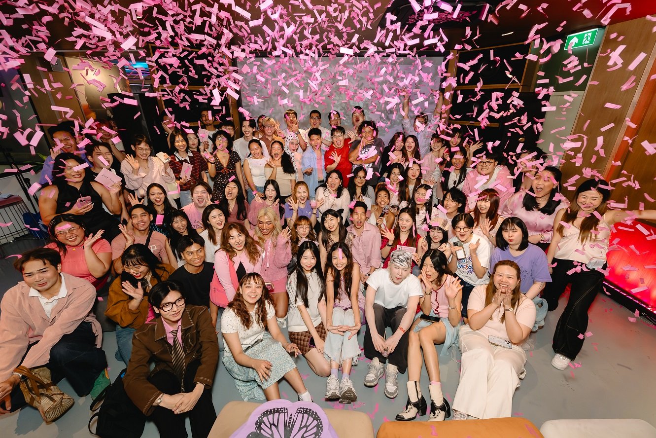 ทำถึงจนศิลปินรีโพสต์! Olivia Rodrigo drop dead karaoke อีเวนต์คาราโอเกะฉลองคัมแบ็ก แฟนไทยแข่ง-ร้องเพลงคาราโอเกะกันสนุกสุดเหวี่ยงแทบไม่วางไมค์ พร้อมฉลองต่อยาวๆ กับ Photobooth เฟรมสุด Exclusive ที่ SUCH A SMALL WORLD วันนี้-31 ส.ค. นี้