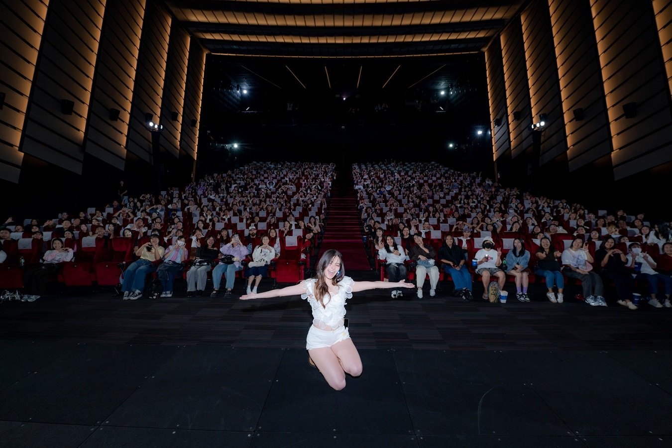 ความสุขเต็มโรงหนังจาก "You Better Love V The Movie" ภาพยนตร์คอนเสิร์ตแรกของ 'วี-วิโอเลต วอเทียร์' ที่ เอส เอฟ เวิลด์ ซีเนม่า
