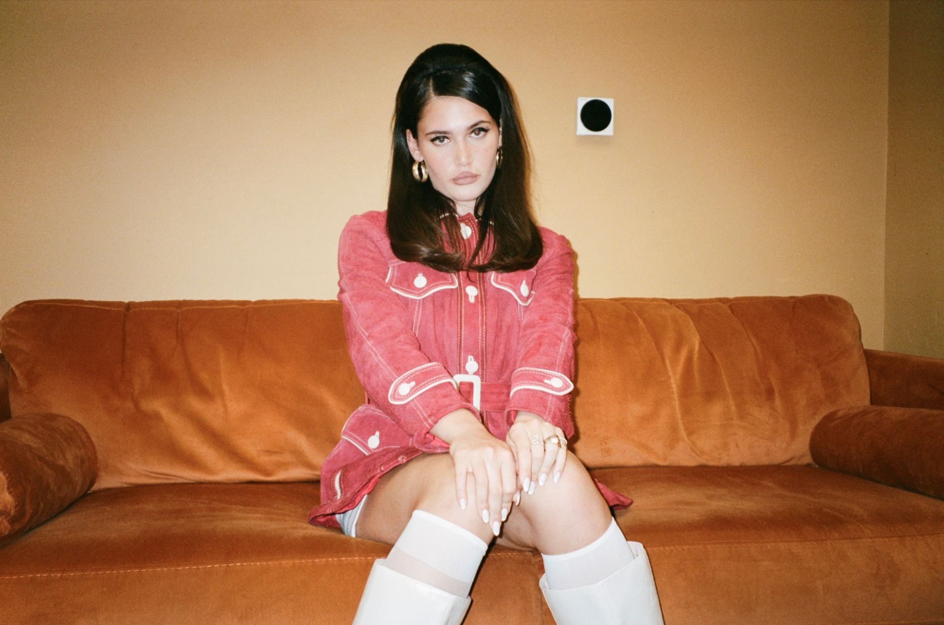 SIENNA SPIRO ศิลปินคลื่นลูกใหม่เสียงทรงพลังวัย 20 ปีจากอังกฤษ พา "Die On This Hill" เข้า Billboard Hot 100 ครั้งแรก! Ryan Tedder ชื่นชม "เสียงดีที่สุดเท่าที่เคยได้ยิน นับจาก Adele"