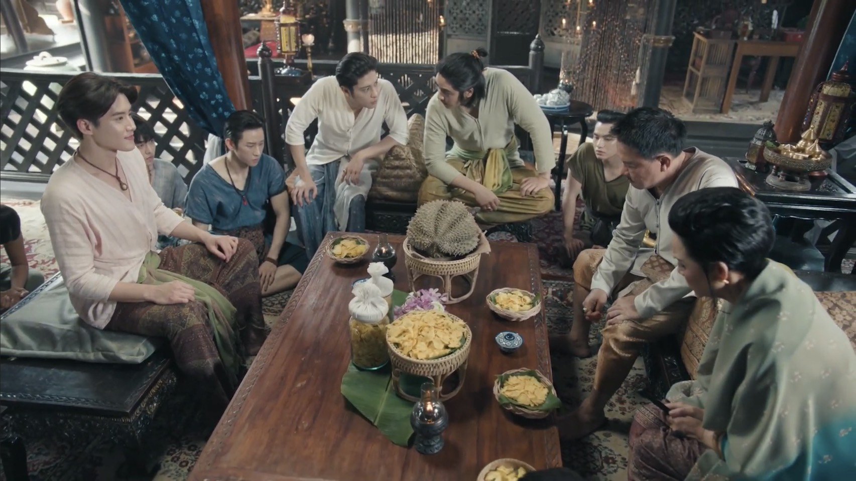 อยุธยาแตก 'เล้ง' ทำ "ทุเรียนทอด" มัดใจ 'เชฟป้อม' ได้ใจ 'ออกัส' เต็มๆ ตกดึกหามกันเข้าห้องปล่อยเคมีปีศาจสวีทเยิ้ม! ในซีรีส์ "บุพเพสันนิวาส" คืน 28 ก.ค.นี้