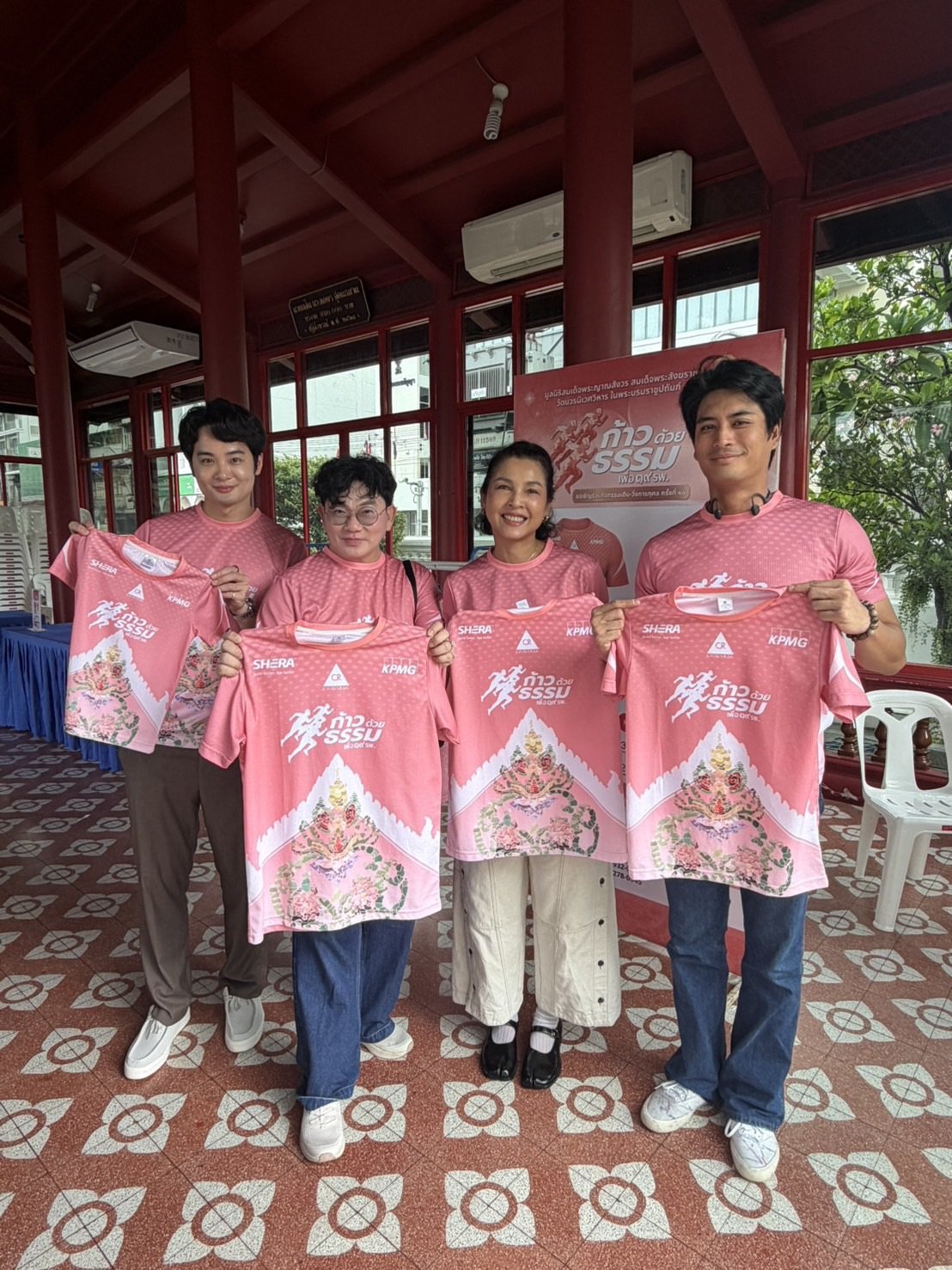 ก้อง -หน่อย -ปั้นจั่น  แท็กทีมร่วมกุศลโปรโมทเสื้อวิ่ง "ก้าวด้วยธรรม" ครั้งที่ 10  เพื่อ 19 โรงพยาบาล ช่วยเหลือผู้ป่วยที่ขาดแคลน รอการเยียวยา
