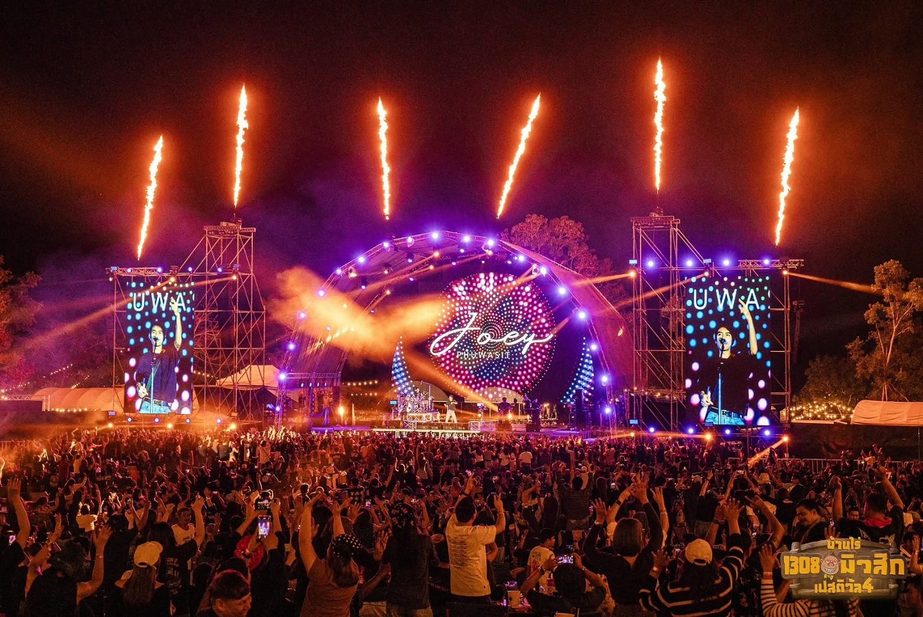 "บ้านไร่ 1308 มิวสิกเฟสฯ: ทำถึง!!! ดึงศิลปินเเถวหน้าเมืองไทย เสิร์ฟความฟินให้ชาวเพชรบุรีเหยียบหมื่น ตั้งเเต่บ่าย 3 ยันตี 4