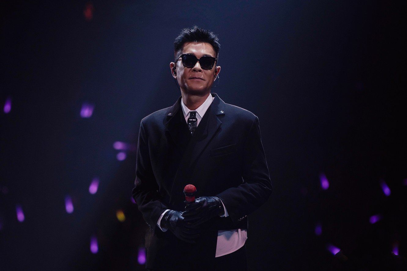 ฮือฮาสนั่นโซเชียล! 'กู่เทียนเล่อ' ปรากฏตัวในลุคพิเศษจาก TEAM WANG design บนเวทีคอนเสิร์ตที่ฮ่องกง ฝีมือดีไซน์ 'แจ็คสัน หวัง'
