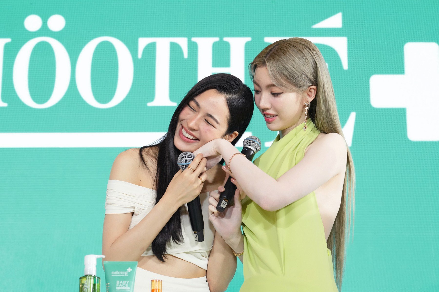 "หลิง-ออม" ขึ้นแท่น New Face of Smooth E ชวนดูแลผิวหน้าสวยสุขภาพดี แบบ "อ่อนโยนมีประสิทธิภาพเห็นผล" "หลิง-ออม" ขึ้นแท่น New Face of Smooth E ชวนดูแลผิวหน้าสวยสุขภาพดี แบบ "อ่อนโยนมีประสิทธิภาพเห็นผล"