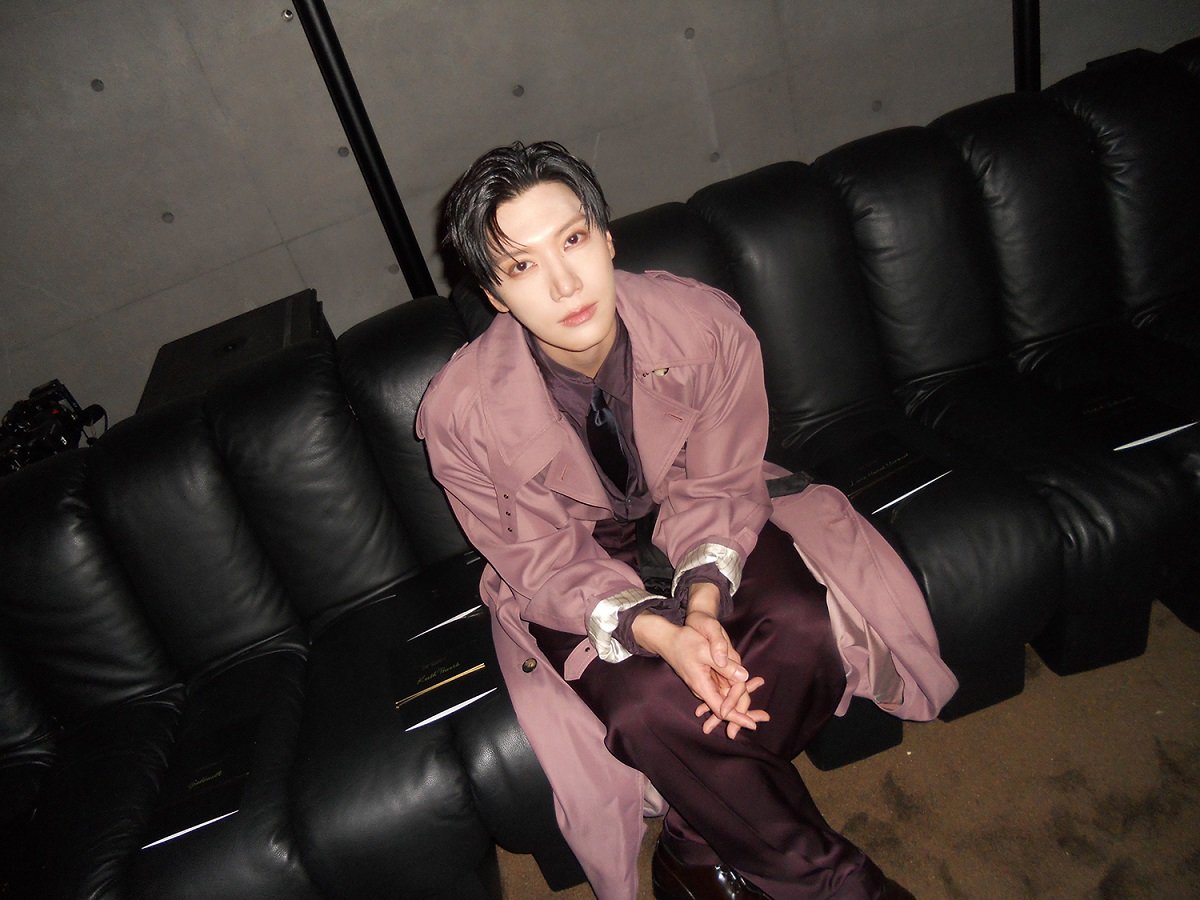 TEN (เตนล์) "แอมบาสเดอร์ของ Saint Laurent (แซงต์ โลรองต์)" เข้าร่วมงานปารีสแฟชั่นวีกติดต่อกันเป็นปีที่ 4! สมบูรณ์แบบด้วยสไตล์การแต่งตัวโทนสีเดียวกันอย่างสง่างามและท่าทางสุดผ่อนคลาย