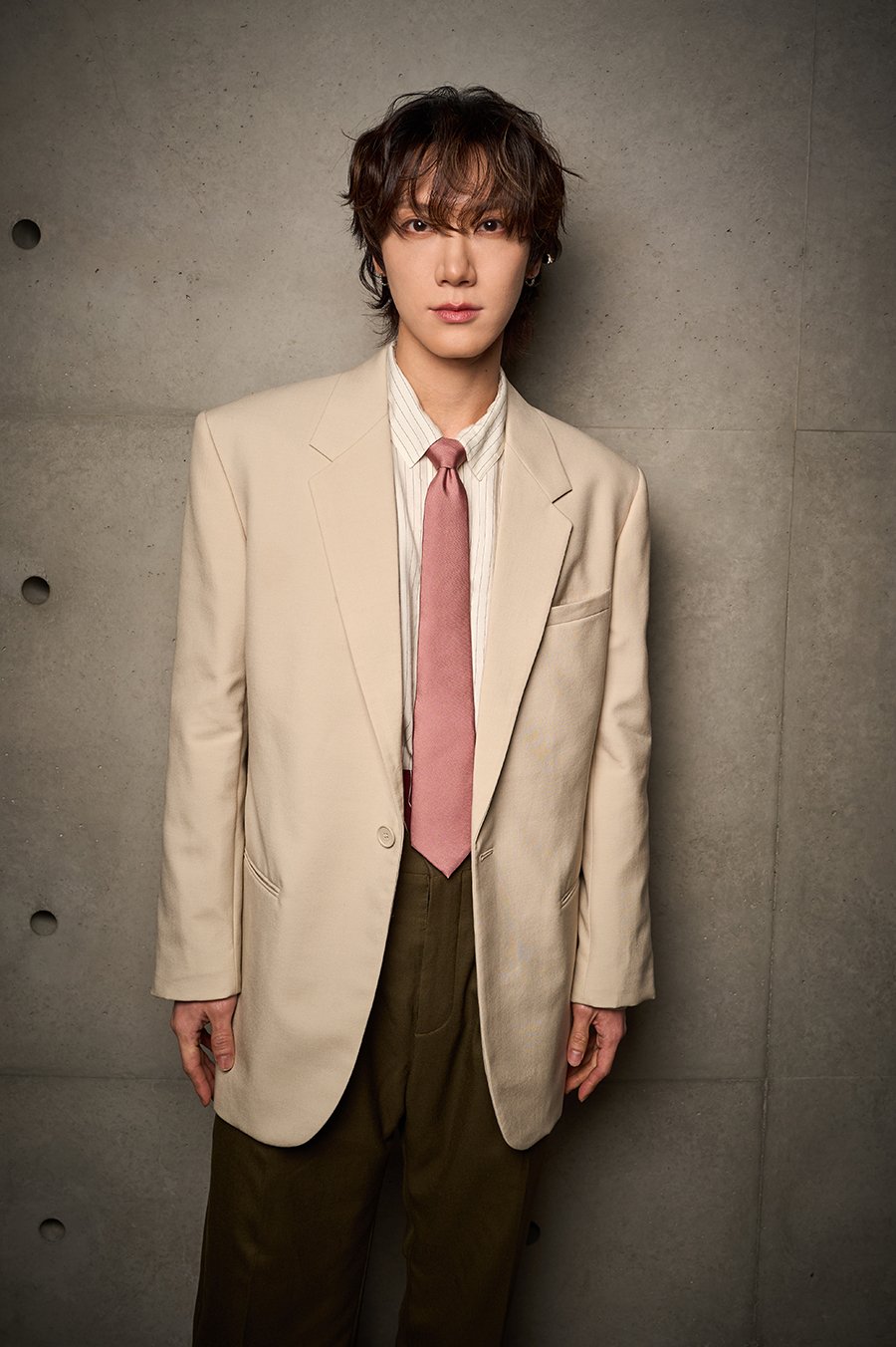 TEN (เตนล์) 'แอมบาสเดอร์ของ Saint Laurent (แซงต์ โลรองต์)' เฉิดฉายอย่างโดดเด่นในงานปารีสแฟชั่นวีก ถ่ายทอดลุคสูทสุดคลาสสิกที่ดูหรูหราทันสมัยอย่างสมบูรณ์แบบ!