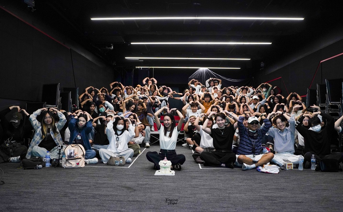 'เอนจอย ธิดารัตน์' ร่วมกับแฟนคลับจัด The Birthday Art Gallery ภายใต้คอนเซ็ปต์ THE CHAPTER OF YOU, A STORY OF US บอกเล่าเรื่องราวการเดินทางของตนเองผ่าน 5 Chapters พร้อมแบ่งปันความสุขในวันคล้ายวันเกิด