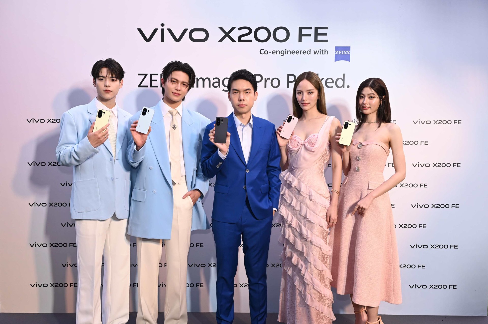 วิลเลี่ยม-ณิชา แท็กทีมเปิดตัว vivo X200 FE เรือธงคอมแพกต์ฟีเจอร์ครบ ใช้งานจบในหนึ่งมือ เพียง 24,999 บาท