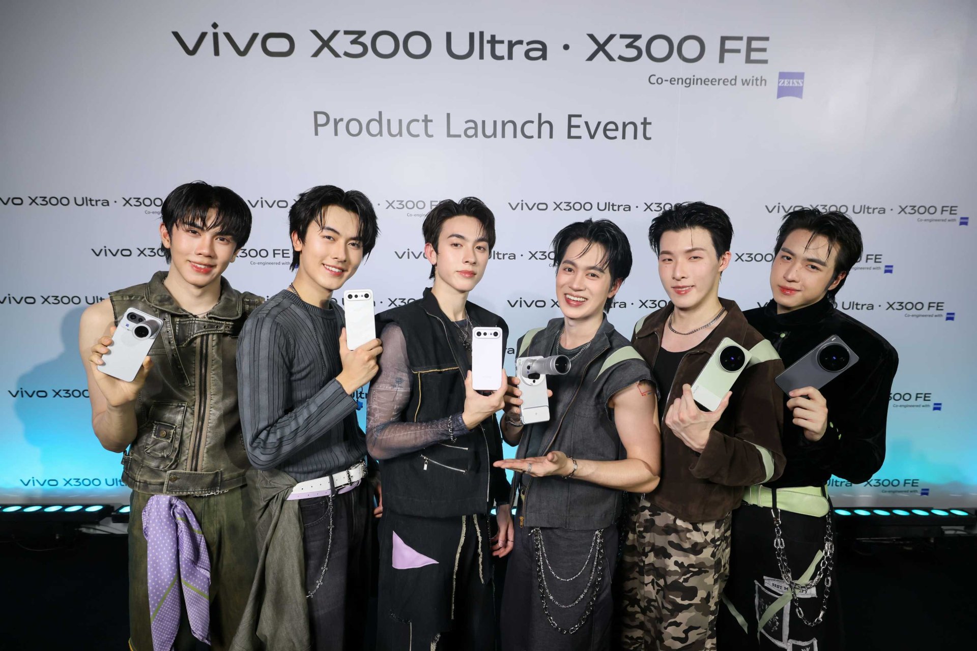 vivo เล่นใหญ่กลางเจ้าพระยา! เปิดตัว X300 Ultra และ X300 FE  พร้อมโชว์พลังซูมเหนือขั้นผ่านโชว์สุดพิเศษจาก PROXIE