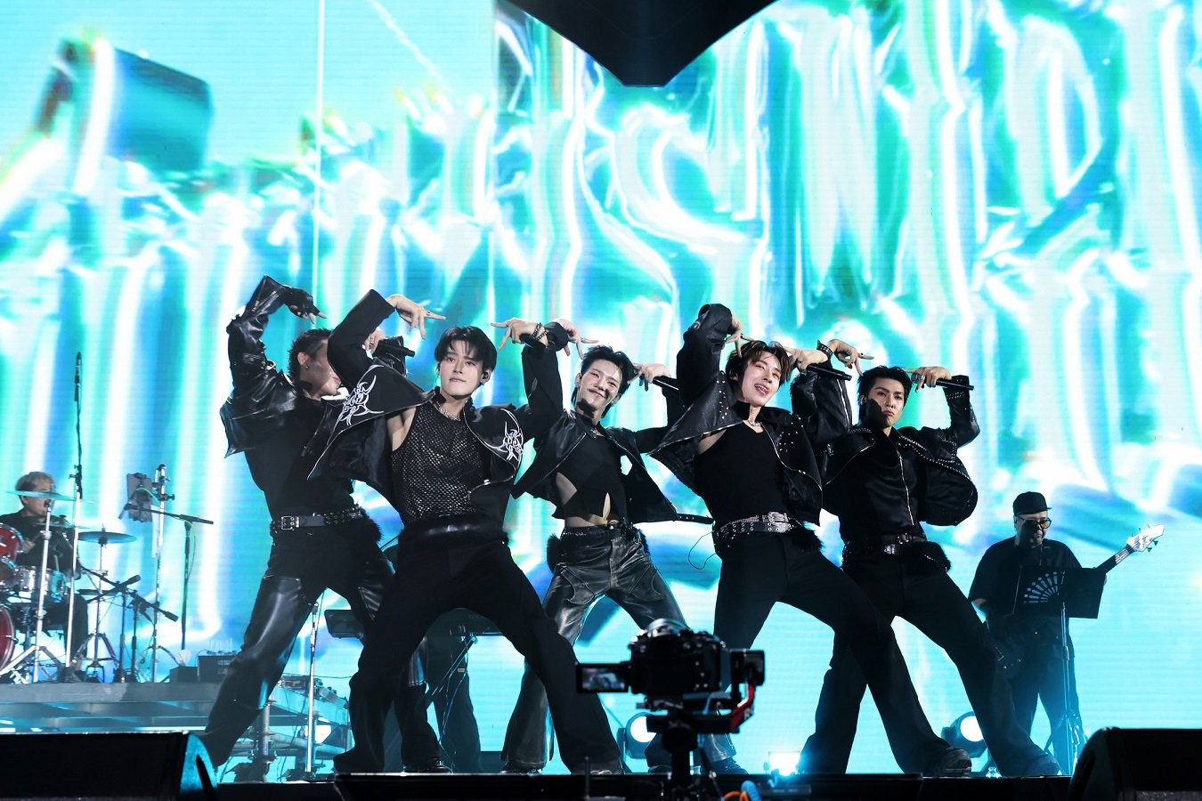 PERSES ระเบิดความมันส์ ปล่อยพลังเหมียว! โชว์ "KITTY SWAG" ครั้งแรก สาดเพอร์ฟอร์แมนซ์สุดเท่ เสิร์ฟหูแมวสุดคิ้วท์