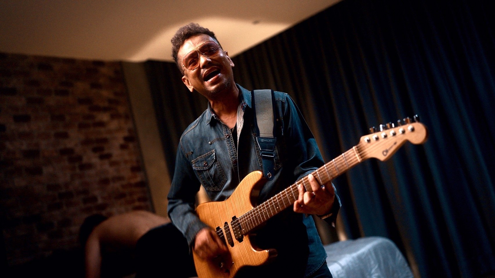 ร็อกมาดเข้ม "ไท ธนาวุฒิ" 14 ปีที่ห่างหาย คัมแบ็คด้วยเพลงสุดช้ำ "แค่เรื่องอย่างว่า" เพลงตัวแทนผู้หญิงที่มอบความรักให้ แต่ถูกมองเป็นของเล่น!