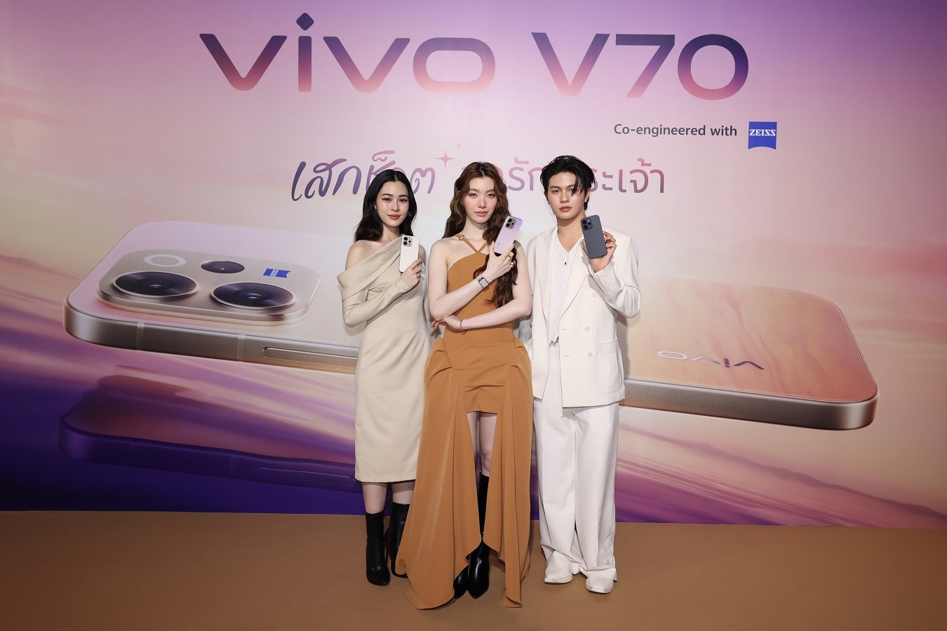 'หลิง-ออม-วิลเลี่ยม' โชว์ออร่าลูกรักพระเจ้า ผ่านกล้องพอร์ตเทรตระดับมาสเตอร์พีซบน vivo V70