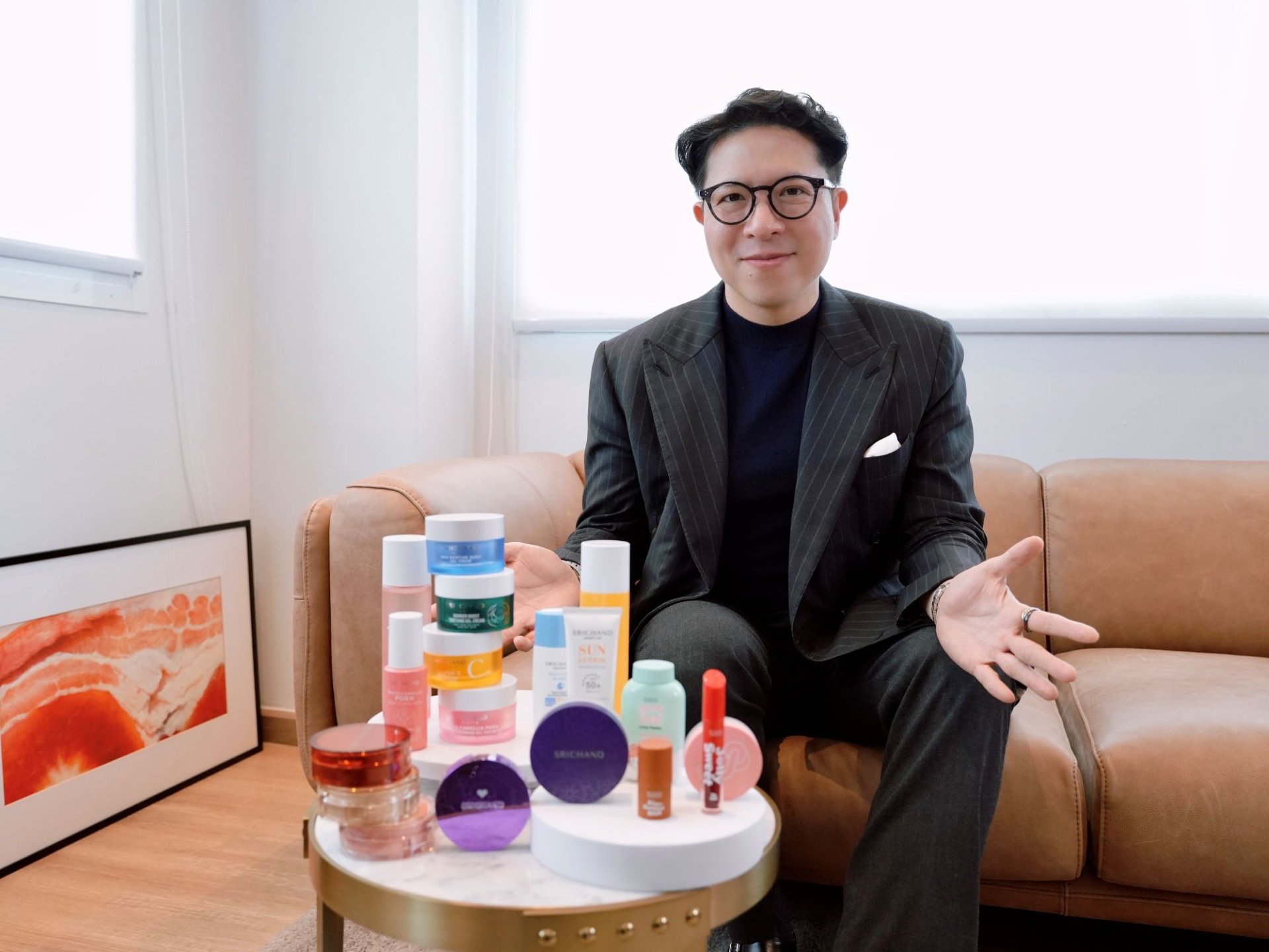 เบื้องหลังการเปลี่ยนโลโก้ที่ไม่ใช่แค่การเปลี่ยนดีไซน์ แต่คือการส่งสัญญาณสำคัญ "ศรีจันทร์สหโอสถ" ตอกย้ำความเป็น "องค์กรไทยที่คนไทยภูมิใจ" เปลี่ยนโลโก้ใหม่แต่ยังคงยืนหยัดใช้ "โลโก้อักษรไทย" 