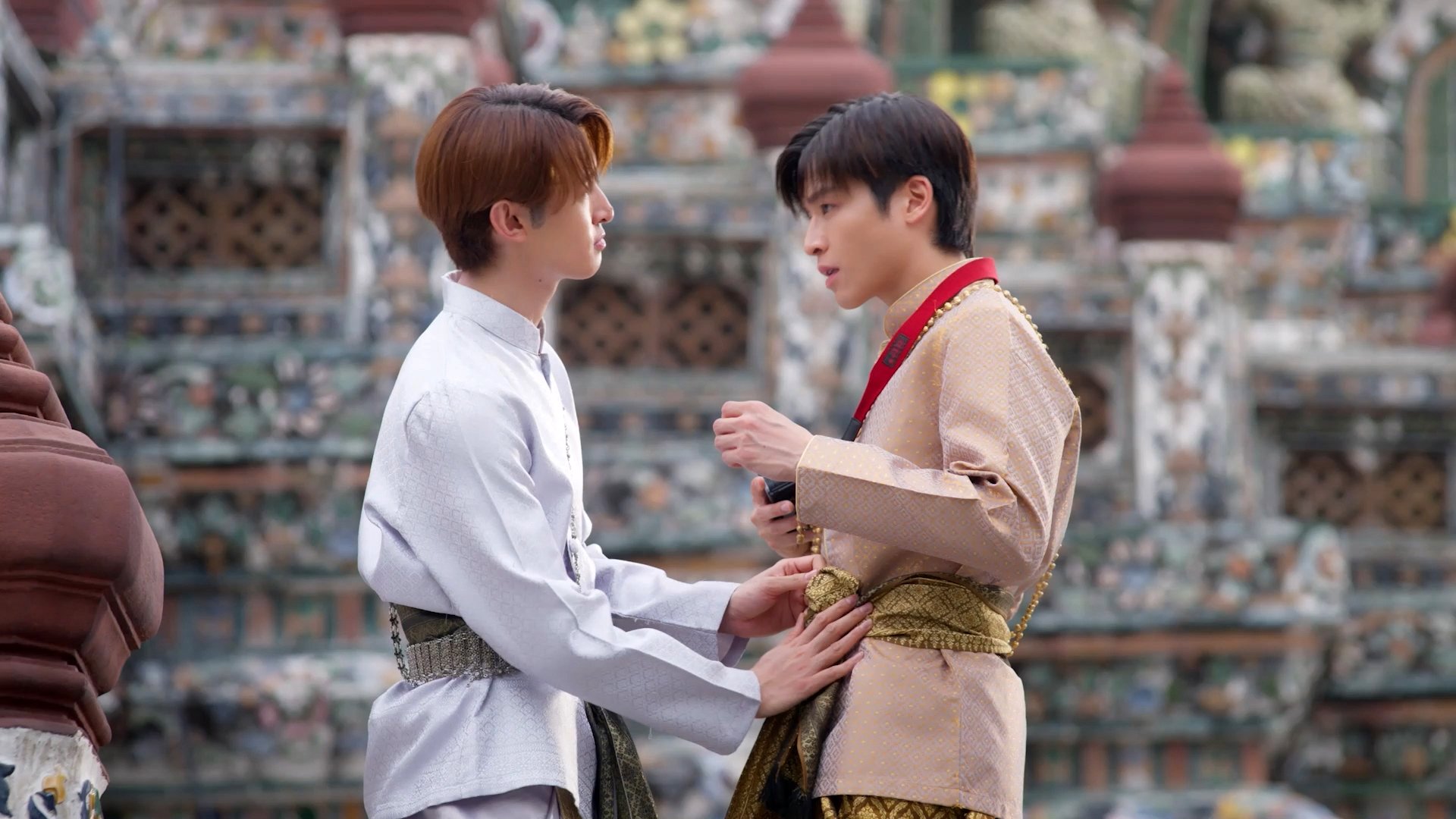 เดทแรก!! 'มาร์ช' ควง 'โคจิ' แต่งชุดไทยเข้าวัด อวดลุคใหม่สุดหล่อ กรี๊ดรอได้เลย
