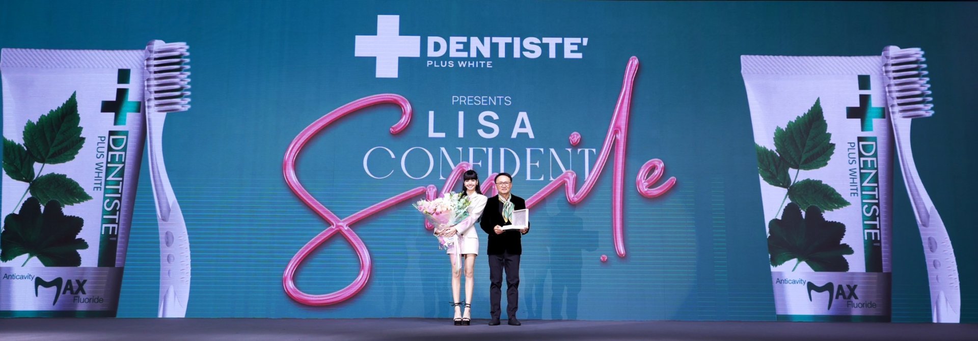 บลิ๊งค์ฟิน! ลิซ่าแจกยิ้มรัวๆ สร้างปรากฏการณ์ยิ้มสวย ฟันขาวมั่นใจกับยาสีฟันพรีเมียม เดนทิสเต้ ในงาน 'LISA' Special Greet: "DENTISTE' Presents Confident Smile with LISA"