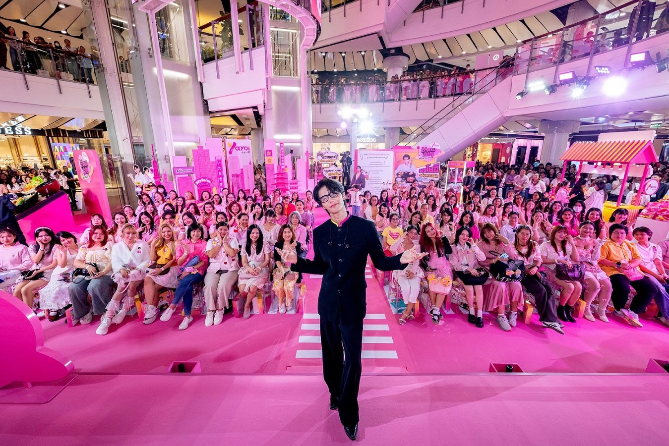 "ยาโยอิ x เจฟ ซาเตอร์" เสิร์ฟ "ญี่ปุ่นครบเซต" เสียงกรี๊ดสนั่นงานแฟนมีต เอาใจคุณวันเสาร์ผู้โชคดี 100 คน ที่ "ยาโยอิ" ฉันได้เจอกับเธอ ใครจะคิดว่า FC ยาโยอิในวันนั้น จะกลายมาเป็นพรีเซนเตอร์ในวันนี้ 'เจฟ ซาเตอร์' เปิดใจ